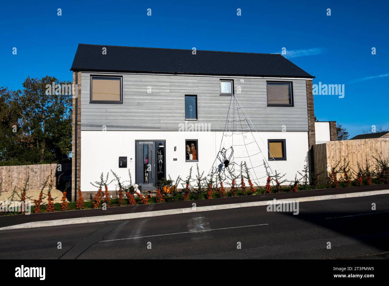 Casa moderna con ragno gigante e ragnatela sulla parete anteriore pronta per Halloween, Cherry Willingham, Lincoln, Lincolnshire, Inghilterra, REGNO UNITO Foto Stock