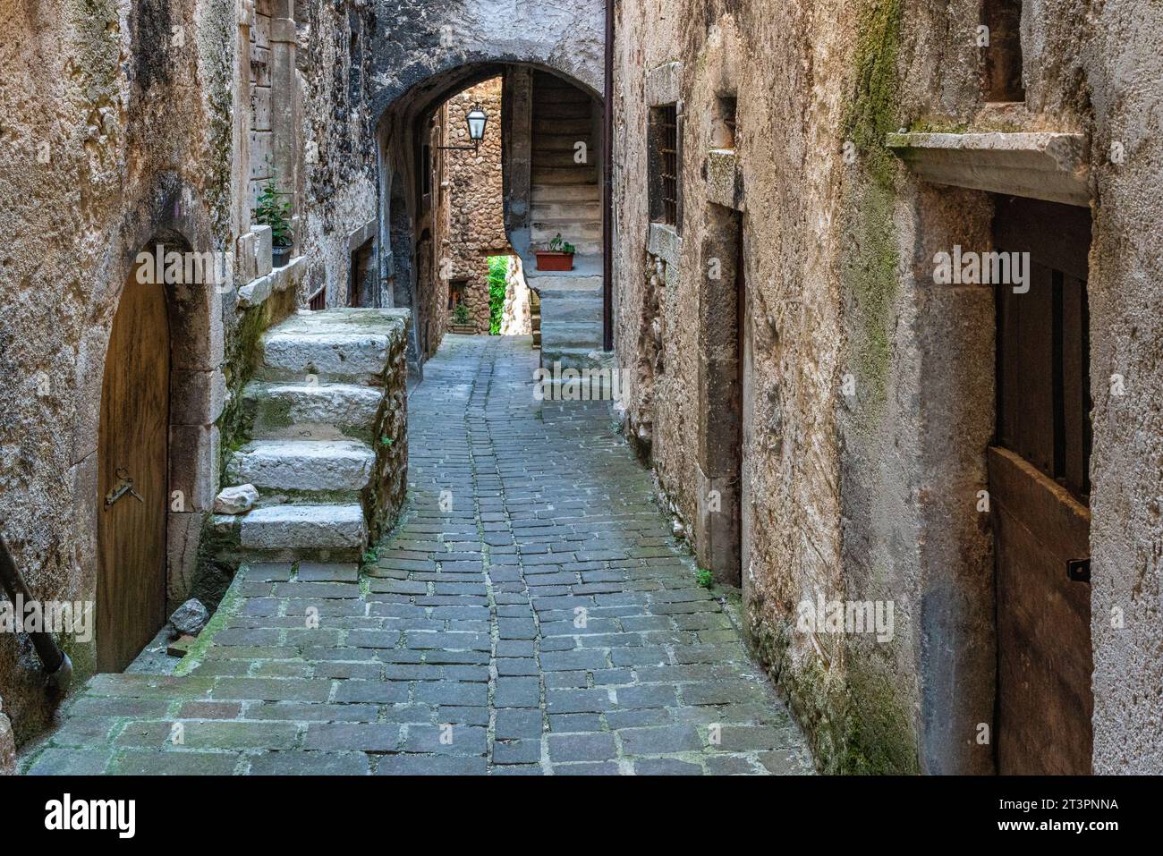 Vista panoramica nel bellissimo villaggio di Castelvecchio Calvisio. Provincia dell'Aquila, Abruzzo, Italia. Foto Stock