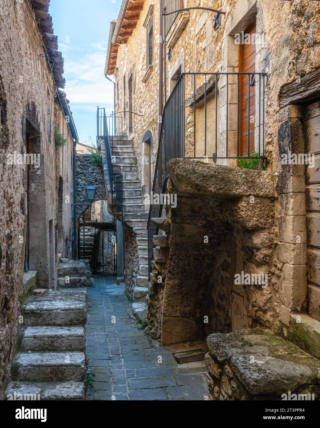 Vista panoramica nel bellissimo villaggio di Castelvecchio Calvisio. Provincia dell'Aquila, Abruzzo, Italia. Foto Stock