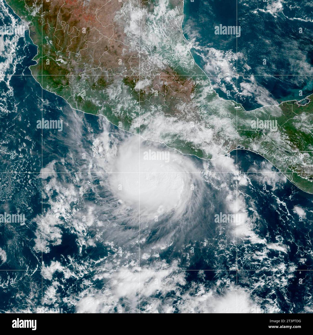 Acapulco, Messico. 24 ottobre 2023. L'immagine del satellite NOAA mostra l'uragano Otis, una tempesta mortale di categoria 5 che si avvicina alla costa prima di sbattere nella città turistica di Acapulco sulla costa del Pacifico, il 24 ottobre 2023 ad Acapulco, in Messico. Crediti: GOES-East/NOAA/Alamy Live News Foto Stock