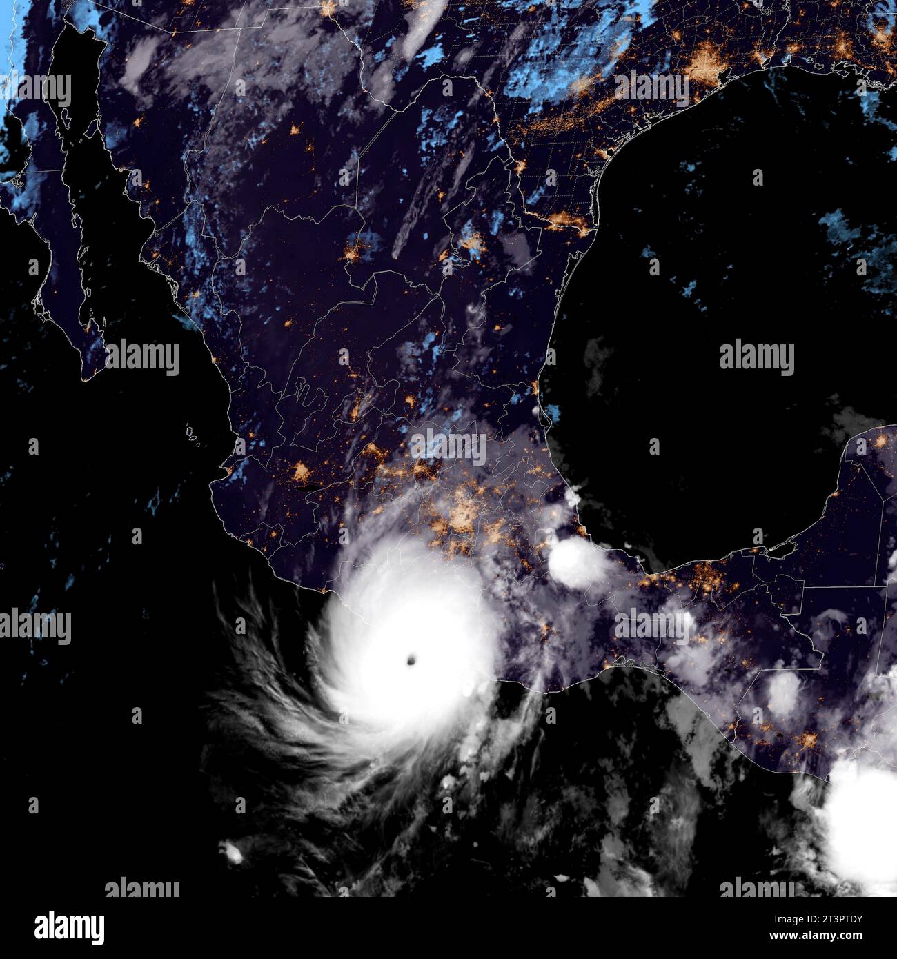 Acapulco, Messico. 25 ottobre 2023. L'immagine del satellite NOAA mostra l'uragano Otis, una tempesta mortale di categoria 5 che sbatte nella città turistica di Acapulco sulla costa del Pacifico, il 25 ottobre 2023 ad Acapulco, Messico. Crediti: GOES-East/NOAA/Alamy Live News Foto Stock