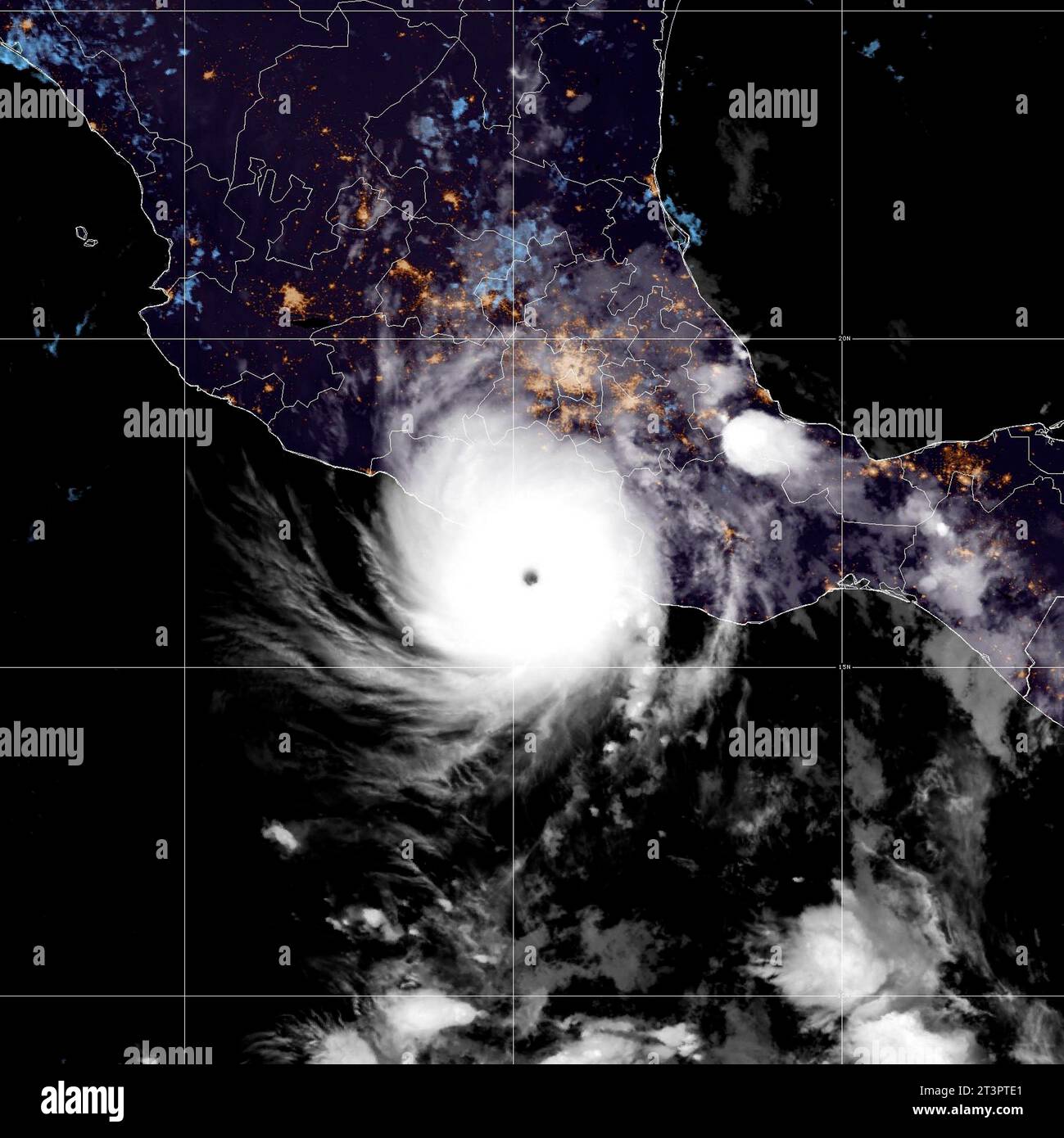 Acapulco, Messico. 25 ottobre 2023. L'immagine del satellite NOAA mostra l'uragano Otis, una tempesta mortale di categoria 5 che sbatte nella città turistica di Acapulco sulla costa del Pacifico, il 25 ottobre 2023 ad Acapulco, Messico. Crediti: GOES-East/NOAA/Alamy Live News Foto Stock