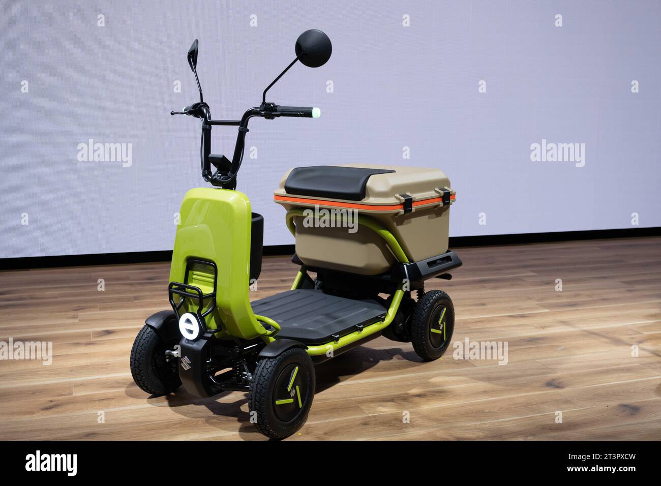 Tokyo, Giappone. 26 ottobre 2023. La mostra di Suzuki Motors che presenta kei car, scooter e dispositivi sperimentali di micromobilità al Japan Mobility Show presso il Tokyo International Exhibition Center (noto anche come TOKYO BIG SIGHT). Il Japan Mobility Show, precedentemente Tokyo Motor Show, è un evento fieristico del settore che mette in mostra le ultime innovazioni nel settore dei trasporti, enfatizzare le soluzioni di mobilità sostenibile, i veicoli elettrici e le tecnologie all'avanguardia, contribuendo all'evoluzione dei trasporti in Giappone. (Immagine di credito: © Taidgh Barron/ZUMA Press Wire) SOLO USO EDITORIALE! Non per Foto Stock