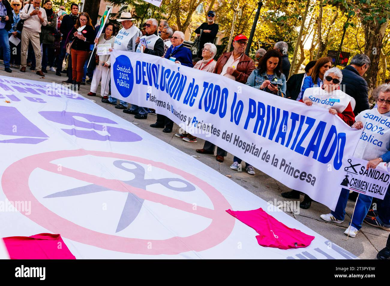 I cittadini partecipano a una manifestazione contro la diminuzione dei fondi per la salute mentale e l'assistenza sanitaria pubblica. Madrid, Madrid, Comunidad de Madrid, Spagna, Europa Foto Stock
