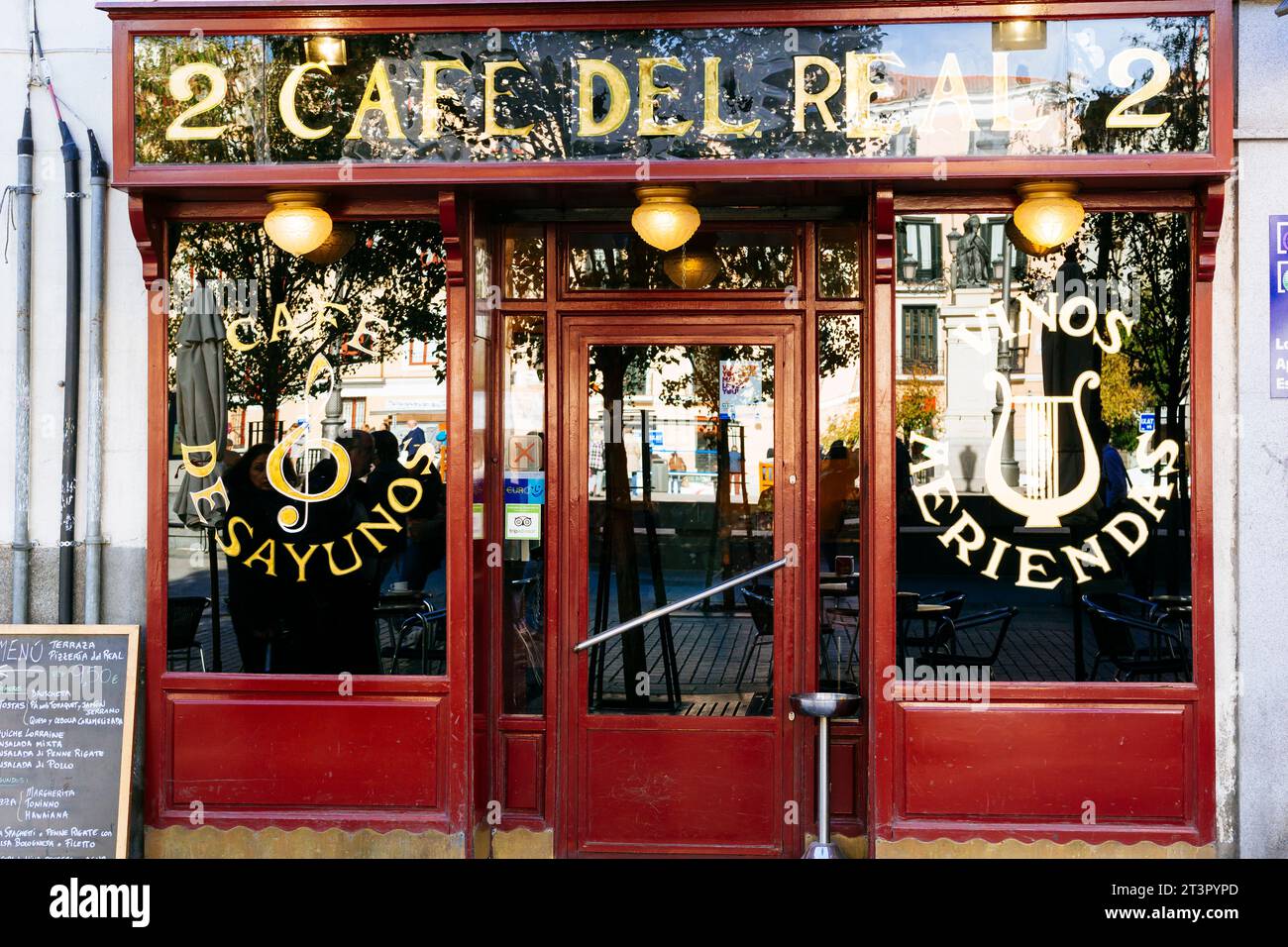Taverna tradizionale. Café del Real, Plaza de Isabel II Madrid ha un'importante tradizione gastronomica. Molti ristoranti che stanno preparando il ci Foto Stock