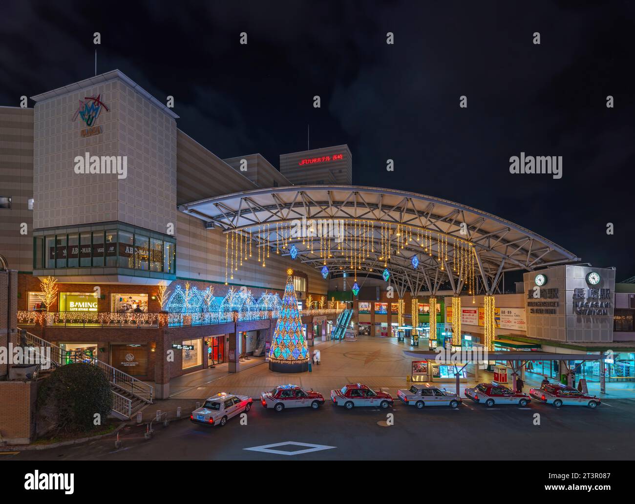 tokyo, giappone - 11 dicembre 2022: Taxi parcheggiati di fronte alla stazione Nagasaki dell'albero di Natale decorato della compagnia ferroviaria Kyushu Foto Stock