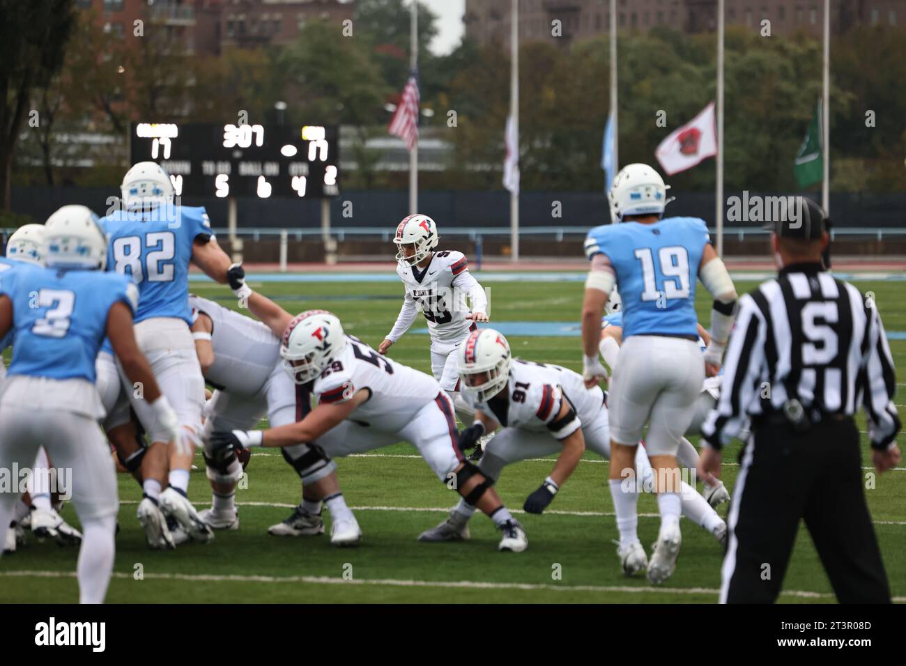 Penn Quakers Graham Gotlieb #93 calcia un Field goal da 23 yard con 3:04 rimanenti durante l'azione nella partita di football NCAA contro i Columbia Lions al Robert K. Kraft Field al Lawrence A. Wien Stadium di New York, New York, sabato 14 ottobre 2023. La Pennsylvania ha battuto Columbia 20-17 in un sabato piovoso per la sua prima vittoria in trasferta allo stadio di Wien dal 17 ottobre 2015. (Foto: Gordon Donovan) Foto Stock