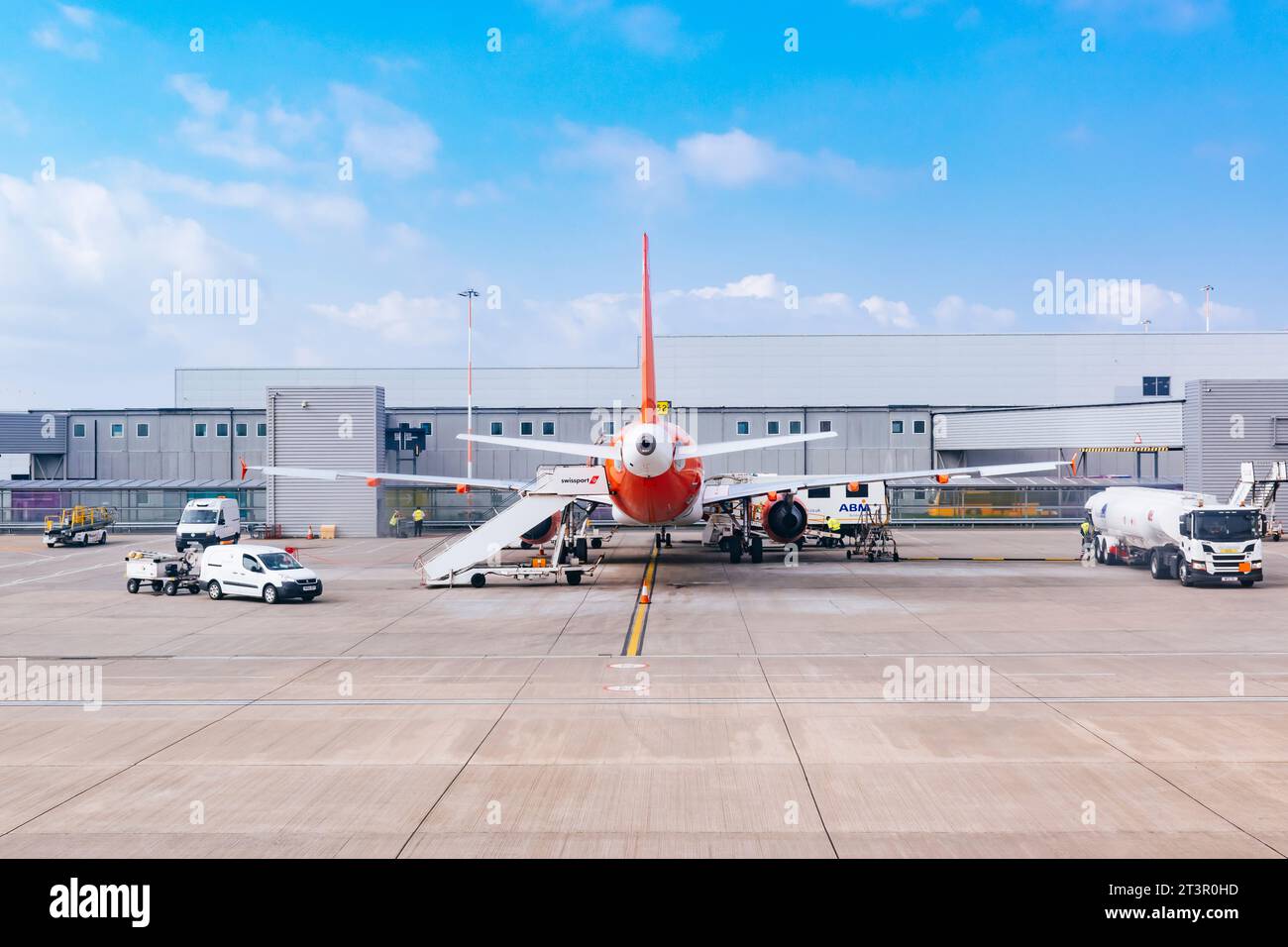 Aereo easyJet parcheggiato all'aeroporto di Liverpool. Liverpool, Merseyside, Lancashire, Inghilterra, Regno Unito, Europa. Foto Stock