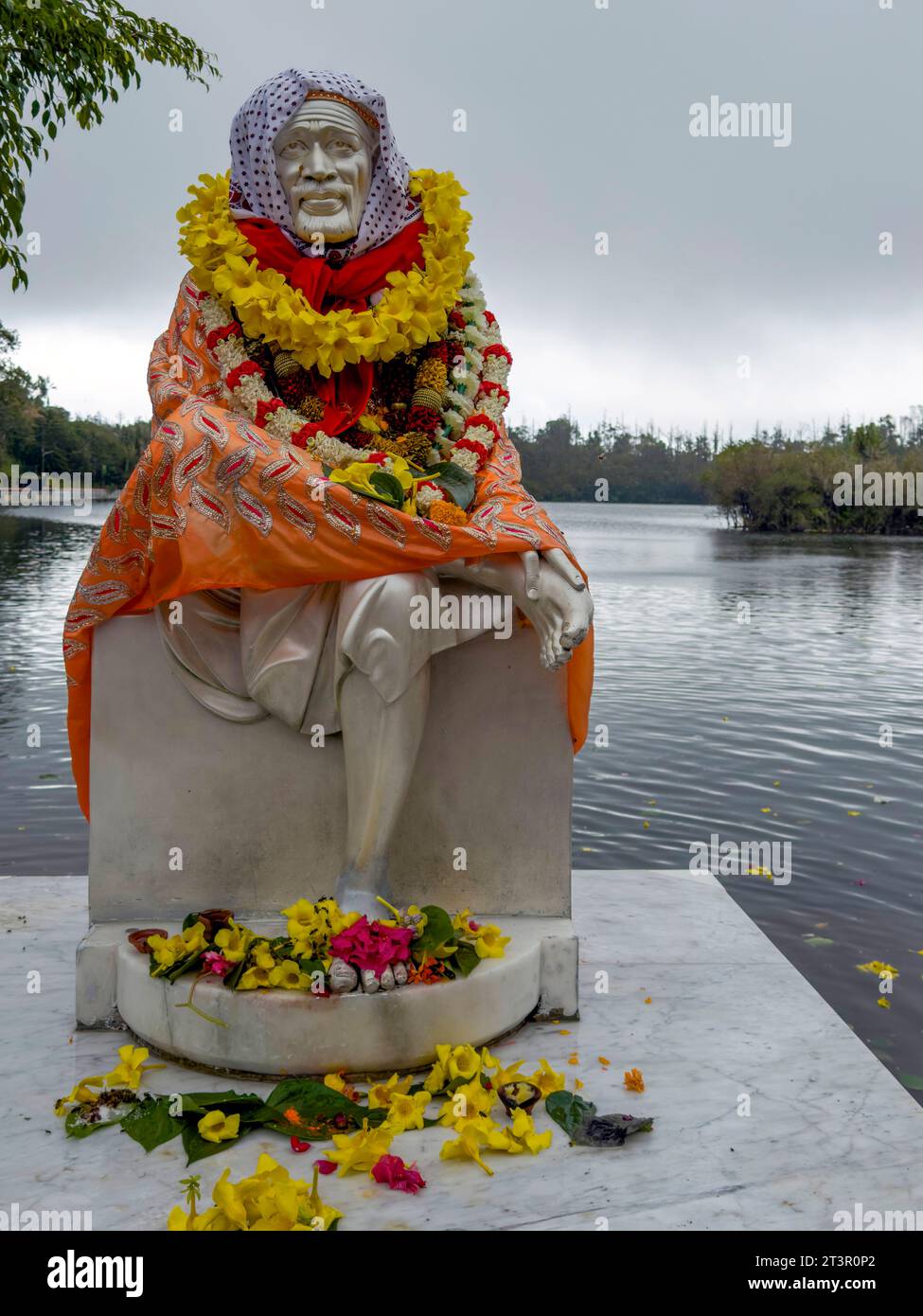 Statua del maestro spirituale indiano Shirdi Sai Baba sul lago Ganga Talao a Grand Bassin, Mauritius Foto Stock