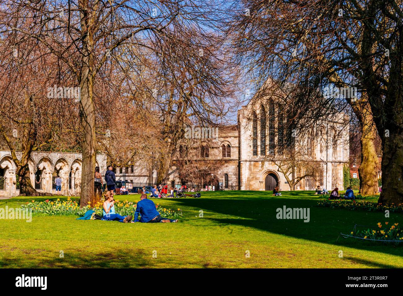 Gente che si gode una giornata di sole a Dean's Park all'inizio della primavera. York, North Yorkshire, Yorkshire e Humber, Inghilterra, Regno Unito, Europa Foto Stock