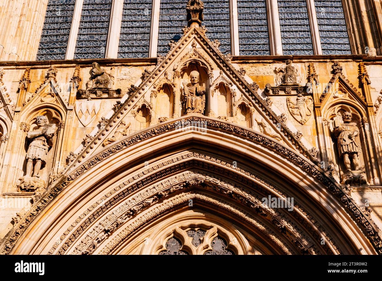Dettagli architettonici del portale della facciata ovest. Cattedrale e Chiesa Metropolitica di San Pietro a York, comunemente nota come York Minster, è il CA Foto Stock