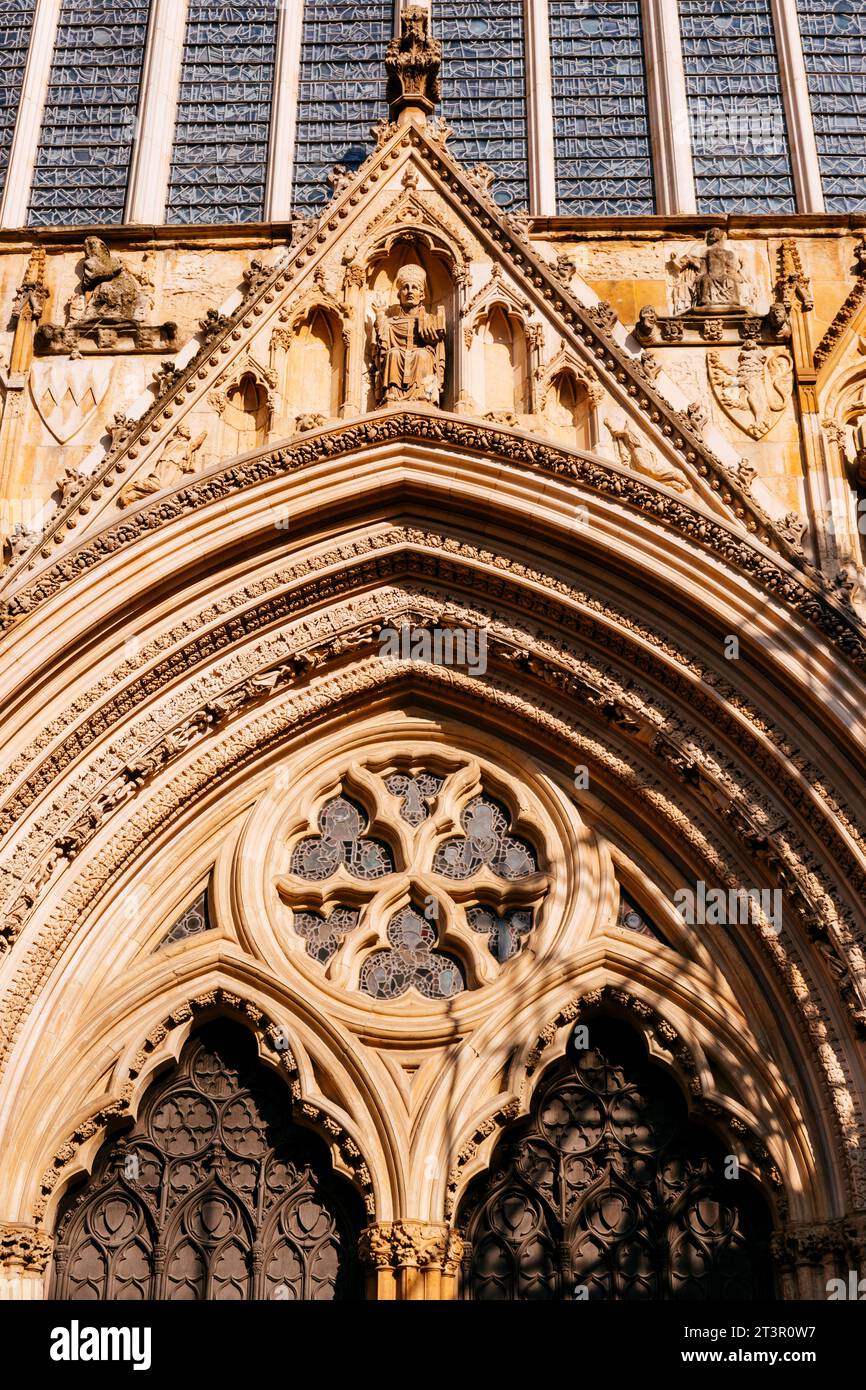 Dettagli architettonici del portale della facciata ovest. Cattedrale e Chiesa Metropolitica di San Pietro a York, comunemente nota come York Minster, è il CA Foto Stock