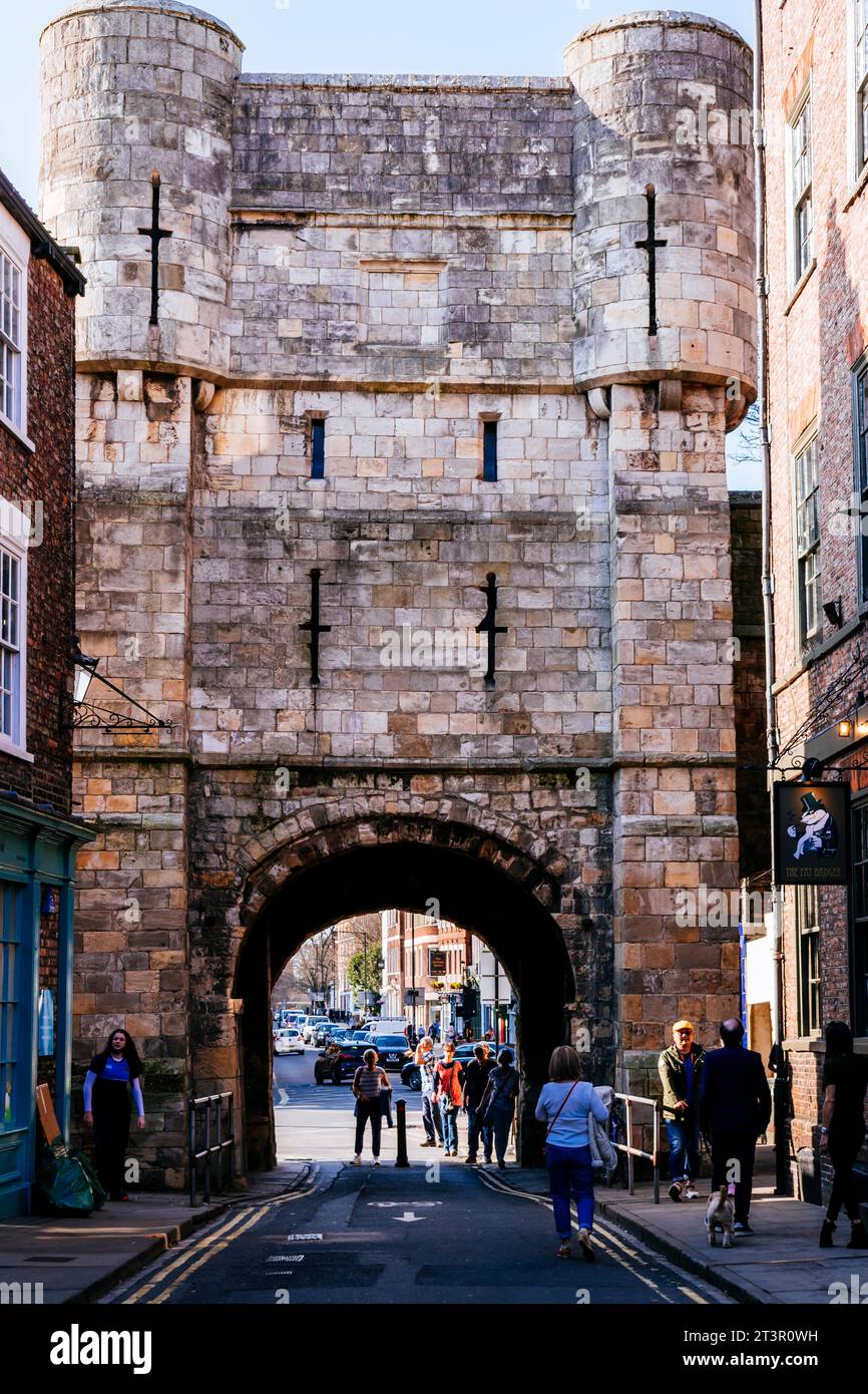 High Petergate e Bootham Bar, visti dall'interno, uno dei quattro ingressi principali della fortezza romana. Bootham Bar e' stato l'ultimo dei cancelli a perdere Foto Stock