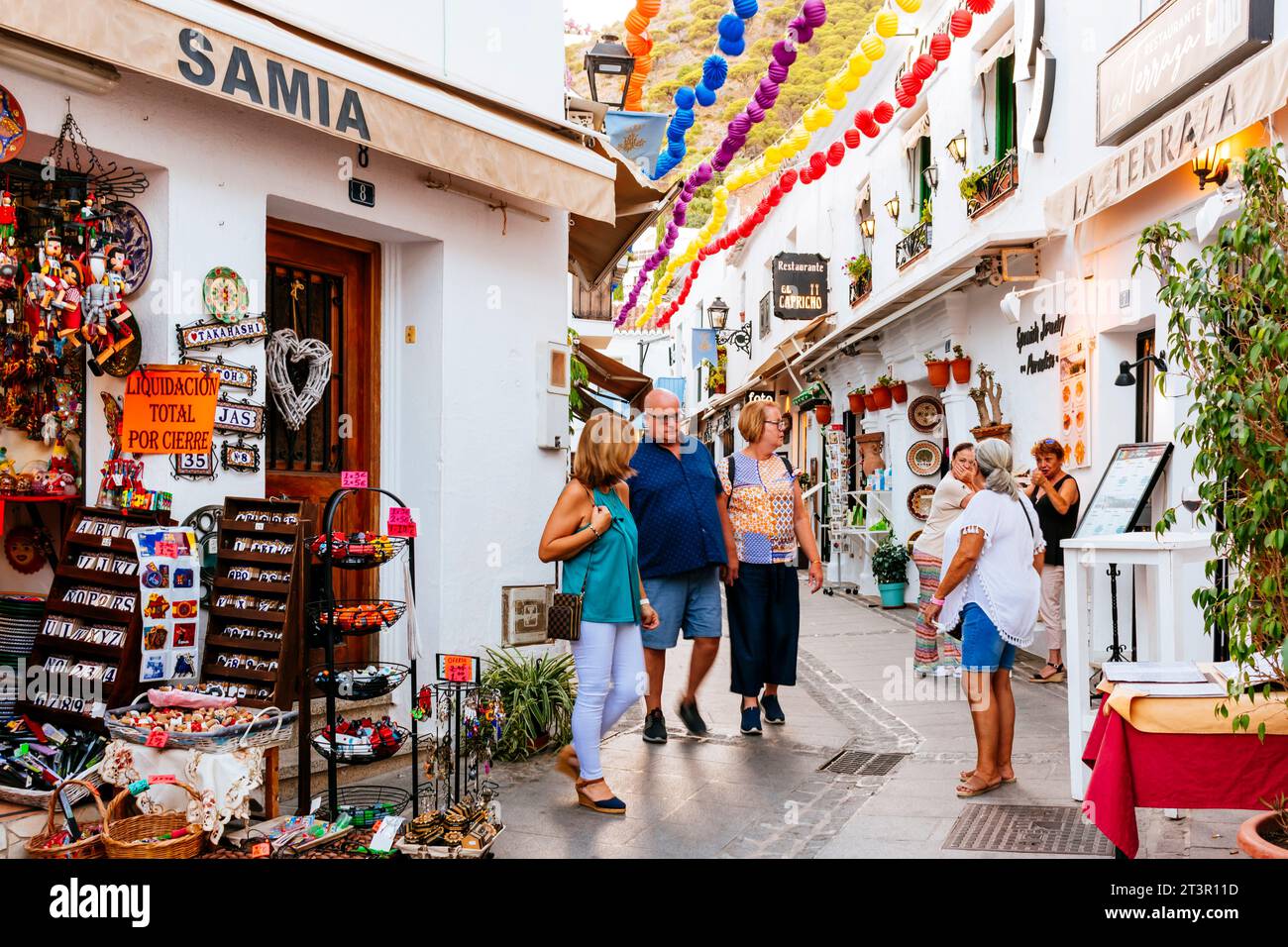 Strada decorata nei festival locali. Mijas Pueblo. Mijas, Málaga, Andalusia, Spagna, Europa Foto Stock