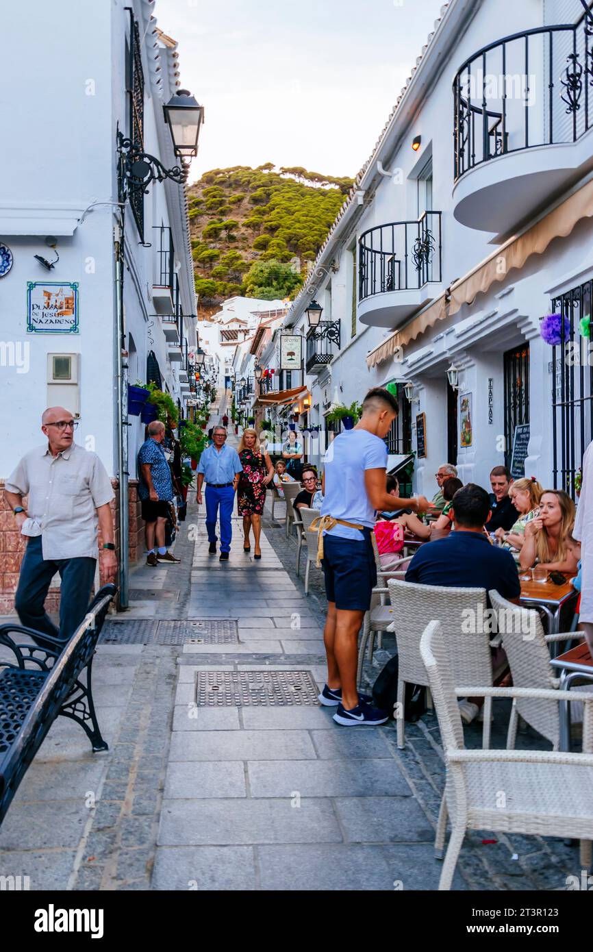 Terrazze in una tipica strada di Mijas. Mijas Pueblo. Mijas, Málaga, Andalusia, Spagna, Europa Foto Stock