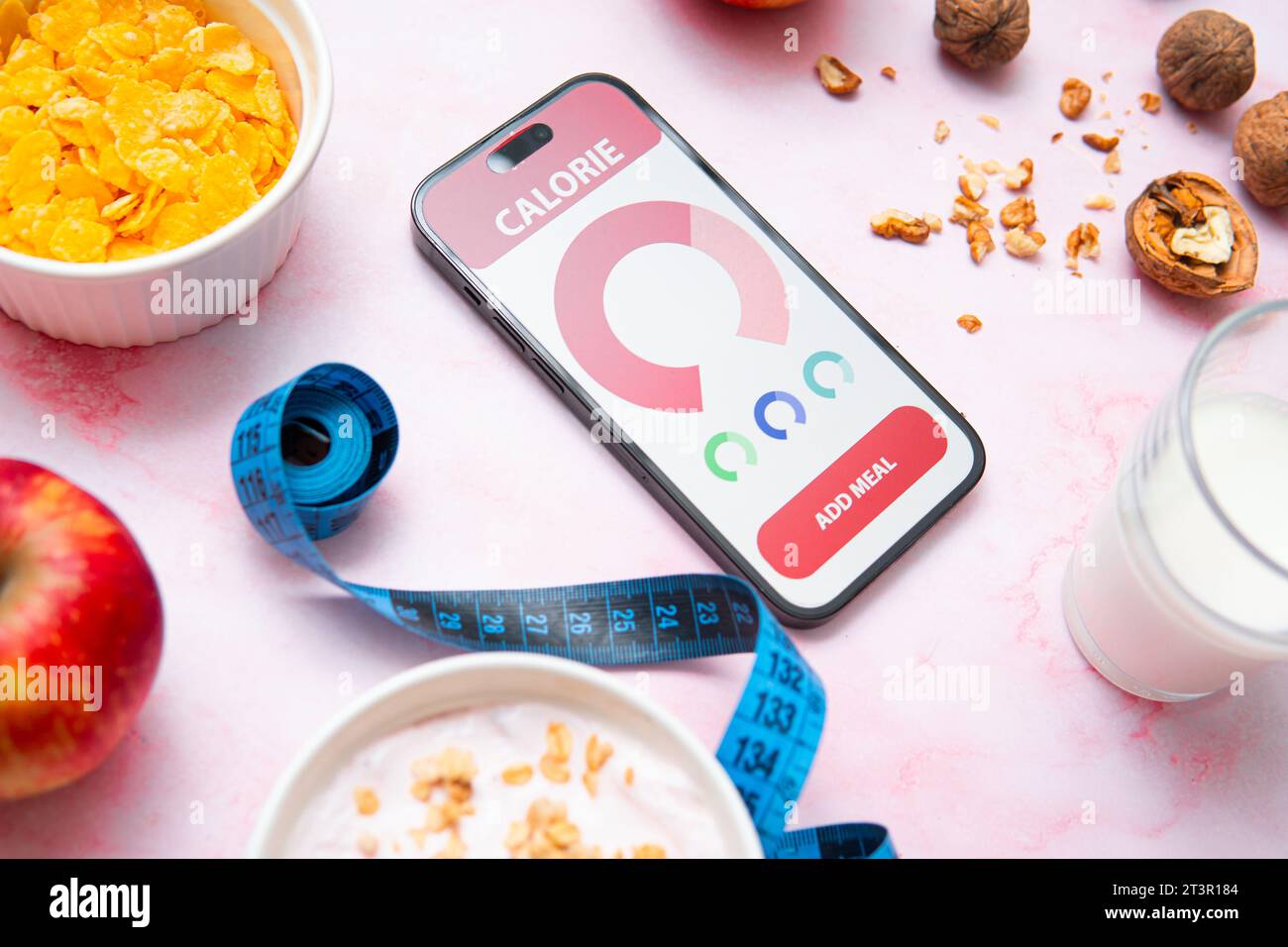 contare calorie e macronutrienti in un pasto utilizzando uno smartphone Foto Stock