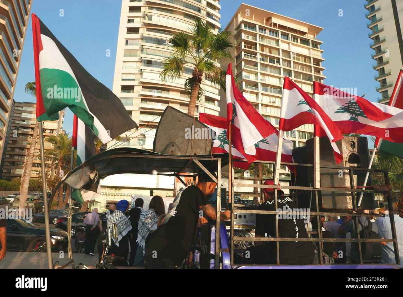 Beirut, Libano. 25 ottobre 2023. People Rally in sostegno della Palestina vicino a Rauchi Rock a Beirut, Libano, ottobre 25 2023. (Foto di Elisa Gestri/Sipa USA) credito: SIPA USA/Alamy Live News Foto Stock