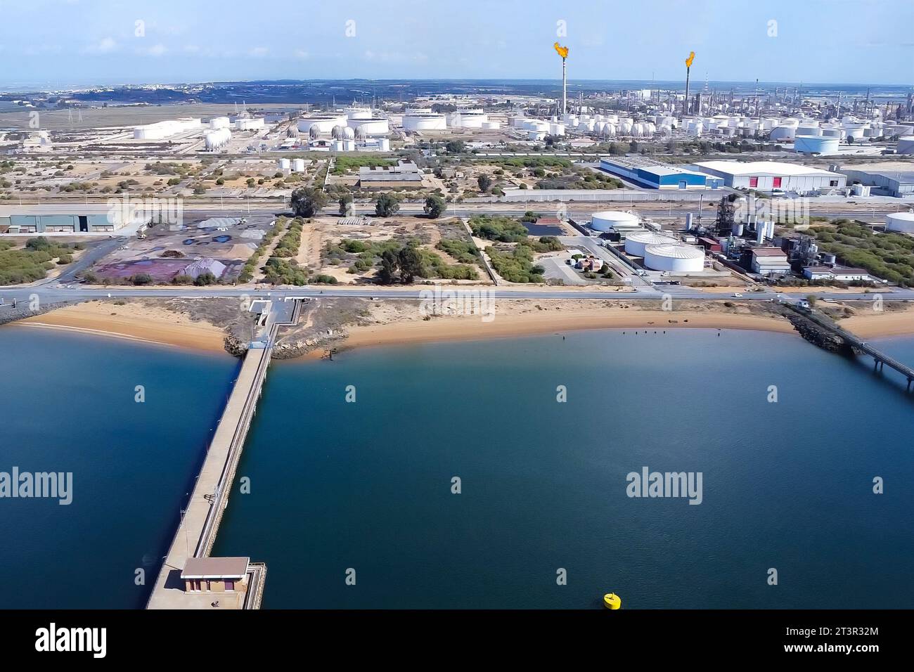 Vista aerea con droni della zona industriale chimica e petrolchimica a Palos de la Frontera, Huelva. Raffineria per la produzione di combustibile e naturale liquefatto Foto Stock