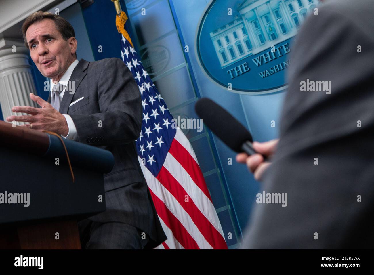 Washington, Stati Uniti. 26 ottobre 2023. John Kirby, coordinatore del consiglio di sicurezza nazionale, parla durante una conferenza stampa nella James S. Brady Press Briefing Room alla Casa Bianca di Washington DC giovedì 26 ottobre 2023. L'economia più grande del mondo è rimasta ferma di fronte ai prezzi elevati e alla rapida accelerazione dei costi di indebitamento, superando ripetutamente le aspettative dei precursori e mitigando i timori della recessione. Foto di: Anna Rose Layden/UPI Credit: UPI/Alamy Live News Foto Stock