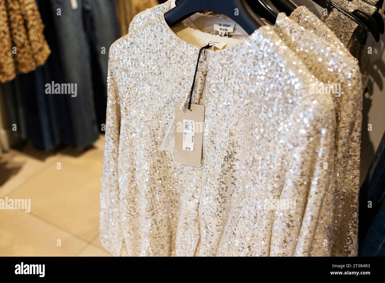Negozio di moda River Island, sezione femminile, moda natalizia e stagionale Foto Stock