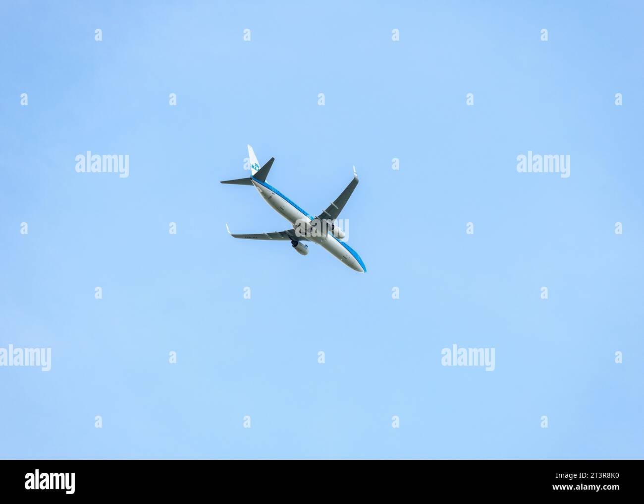 Aereo passeggeri KLM che vola attraverso un cielo blu Foto Stock