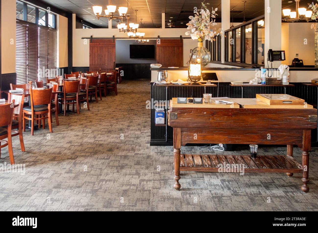 L'interno del ristorante e bar chiamato Twelve, ingresso tavolo hostess nell'area ristorante. Wichita, Kansas, USA. Foto Stock