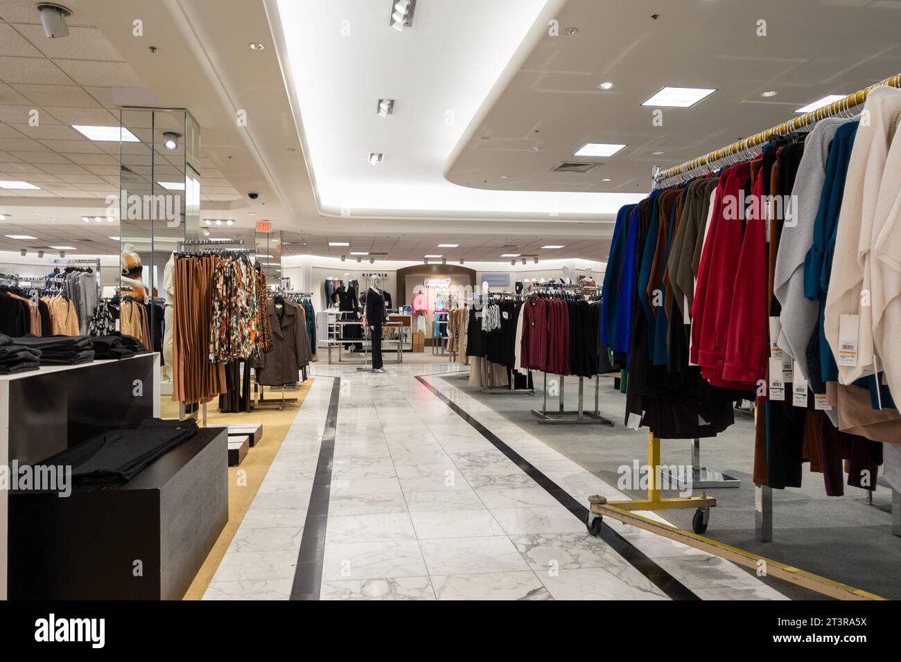 All'interno del grande magazzino Dillard's, un negozio di lusso che offre abbigliamento, accessori e articoli per la casa a Wichita, Kansas, Stati Uniti. Corridoio di abbigliamento. Foto Stock