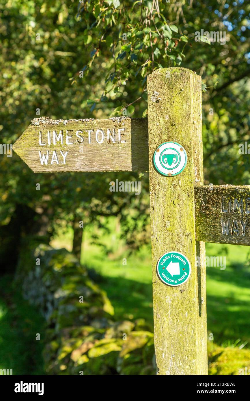 Un cartello di legno indicante la strada per la Limestone Way, Derbyshire, Inghilterra Foto Stock