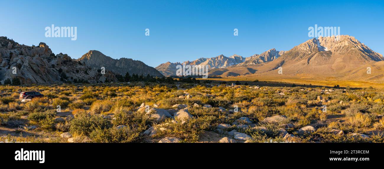 Vista della Buttermilk Country ai piedi delle montagne della Sierra Nevada fuori Bishop, California. Masso grande, fogliame giallo autunnale e sno Foto Stock