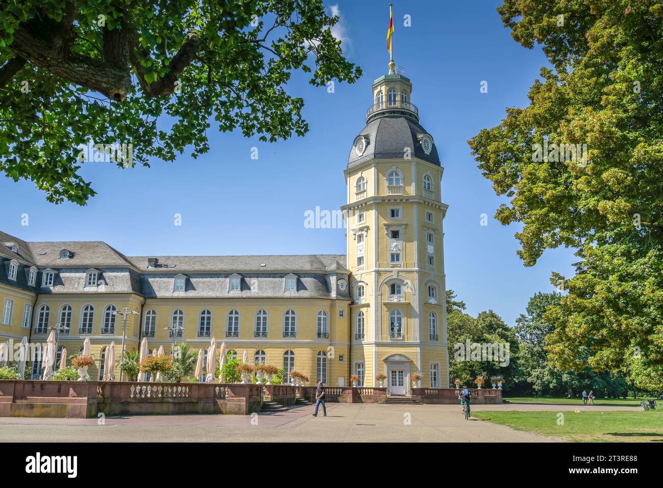 Turmgebäude, Schloß Karlsruhe, Schloßplatz, Karlsruhe, Baden-Württemberg, Deutschland Foto Stock