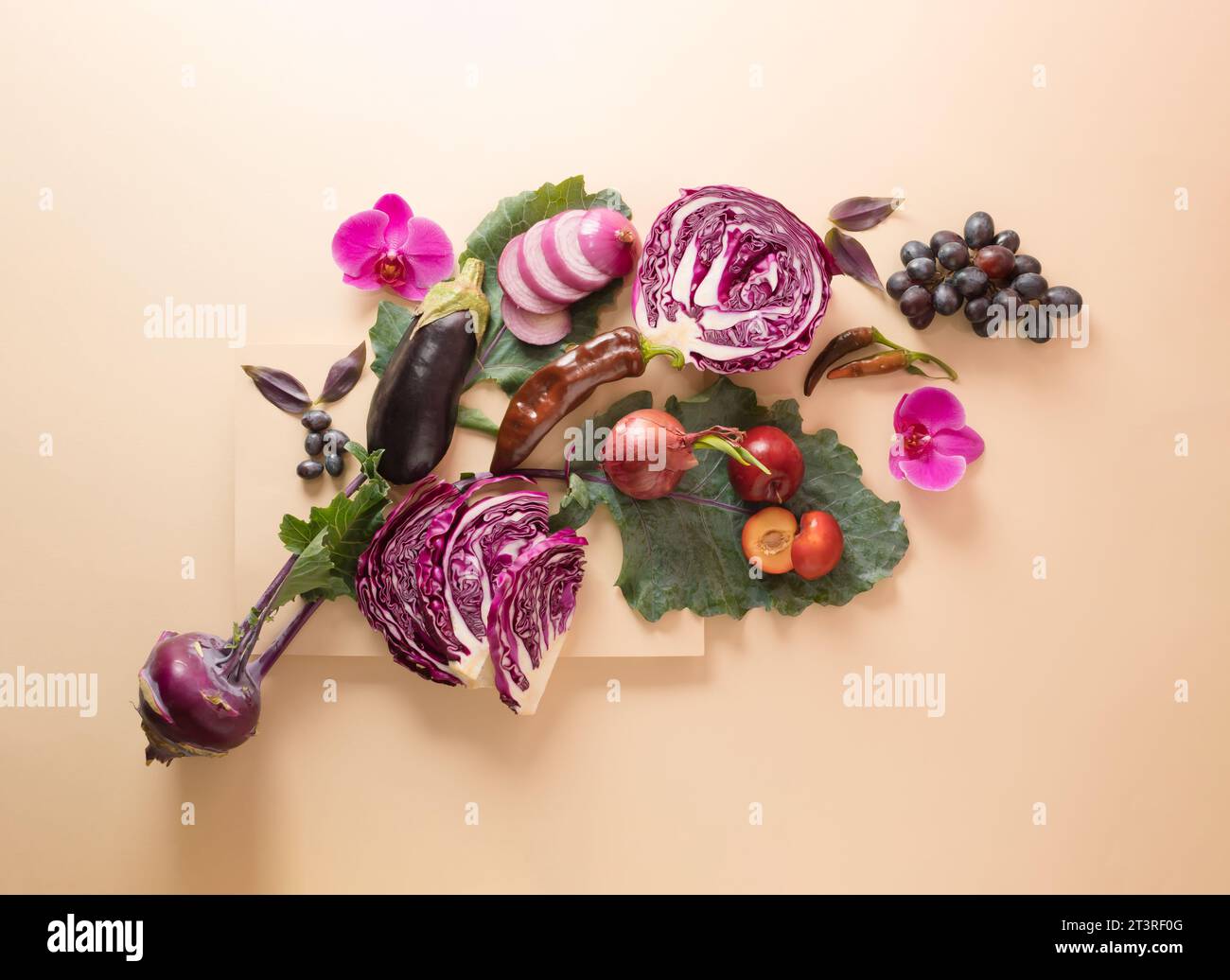 Verdure biologiche viola sane. Concept creativo minimalista dall'alto. Spianatura piatta Foto Stock