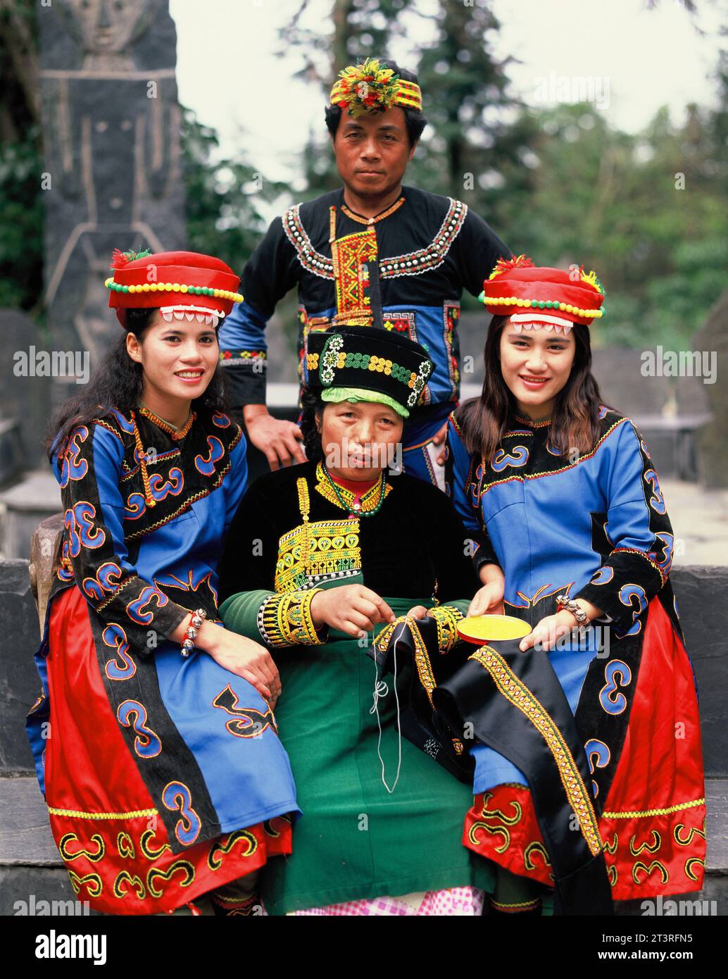 Taiwan. Regione di Hualien. Uomo e donna in abito tribale. Foto Stock