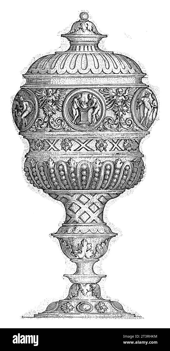 Calice con piccolo coperchio, Hans Sebald Beham, 1510 - 1530 Calice, decorato con medaglioni con grottesche in mezzo. 1 di 3 fogli. Foto Stock