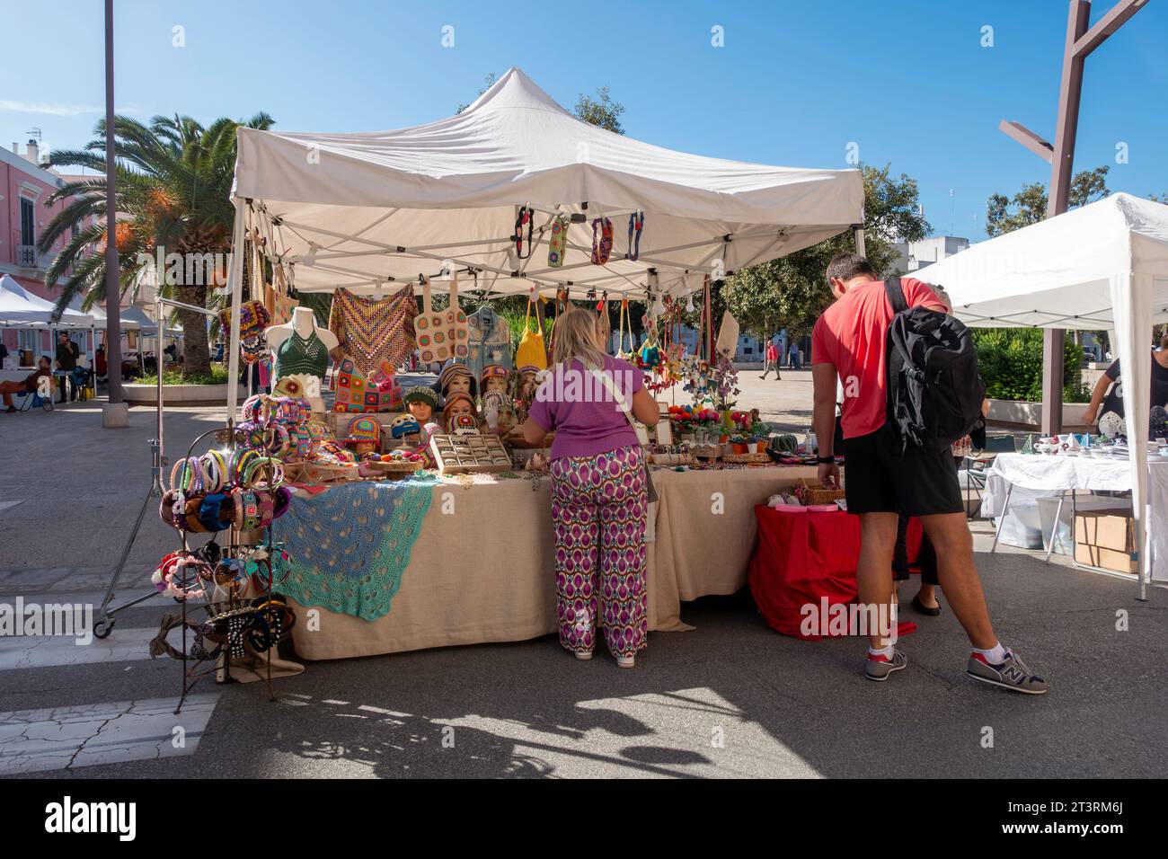 Una bancarella di mercato a Polignamo a Mare, Italy.selling gioielli e altri accessori. Foto Stock