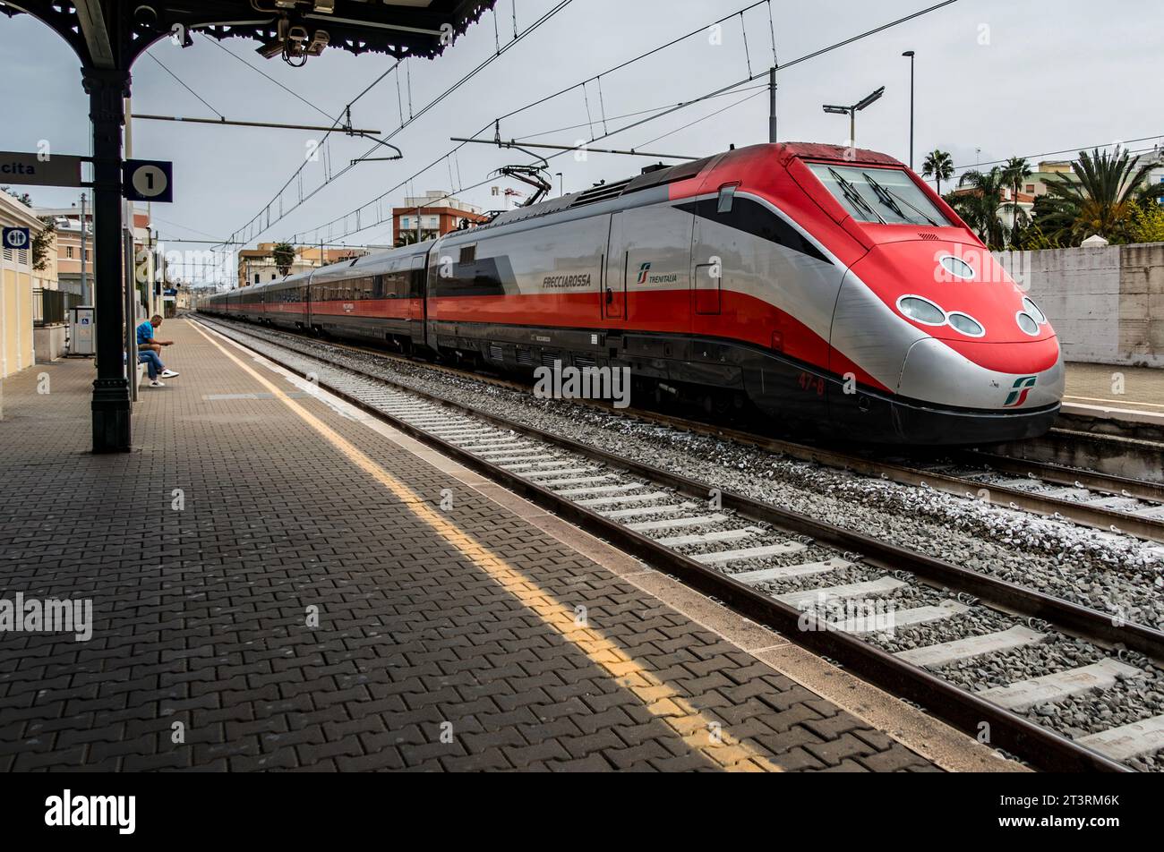 Un treno Trenitalia FRECCIAROSSA ad alta velocità che attraversa Monopoli, stazione ferroviaria in Italia. I treni ad alta velocità Frecciarossa sono in grado di scendere Foto Stock