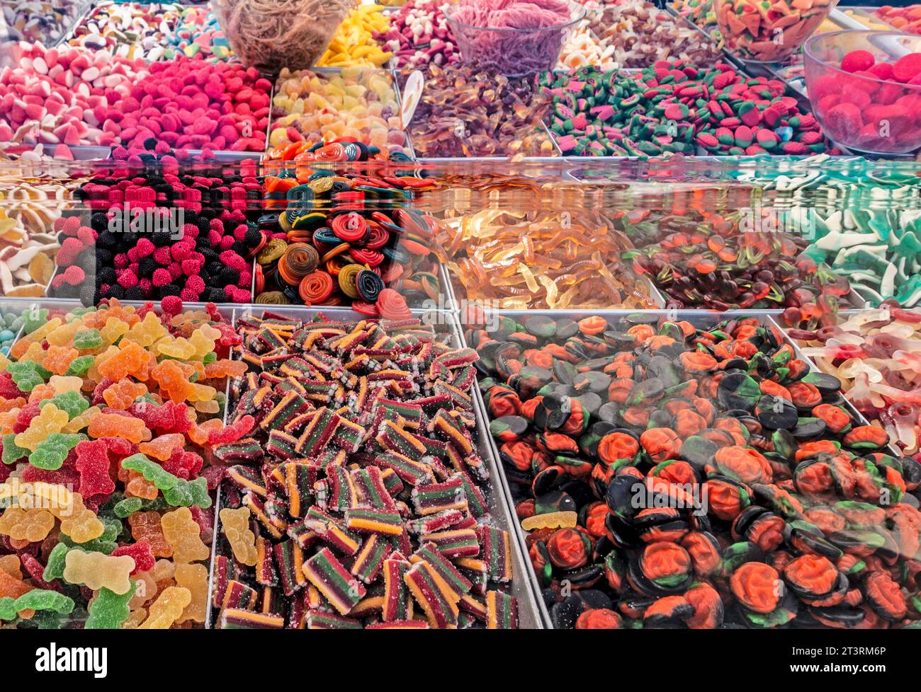 Una selezione di dolci colorati in vendita presso una bancarella di mercato a Polignano a Mare, Italia. Foto Stock