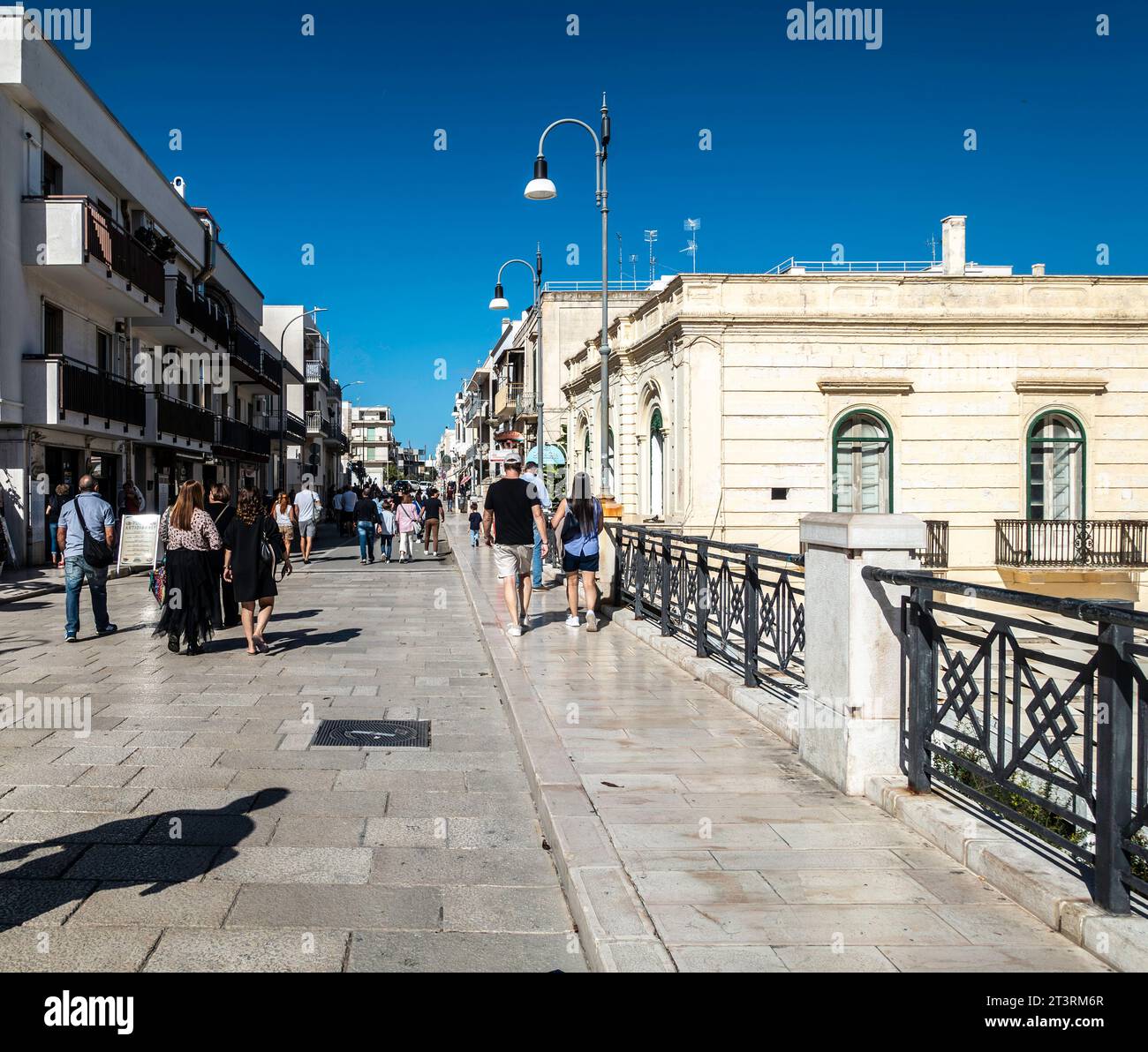 La folla cammina per le strade di Polignano a Mare, Italia, in una domenica soleggiata pomeriggio di ottobre Foto Stock