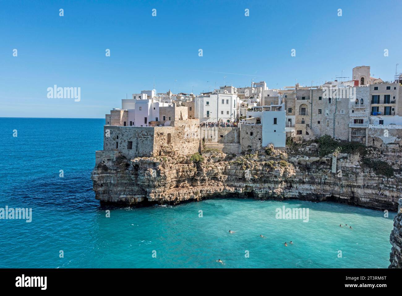 La città di Polignano a Mare, Italia, circondata dalle acque cristalline dell'Adriatico. Foto Stock