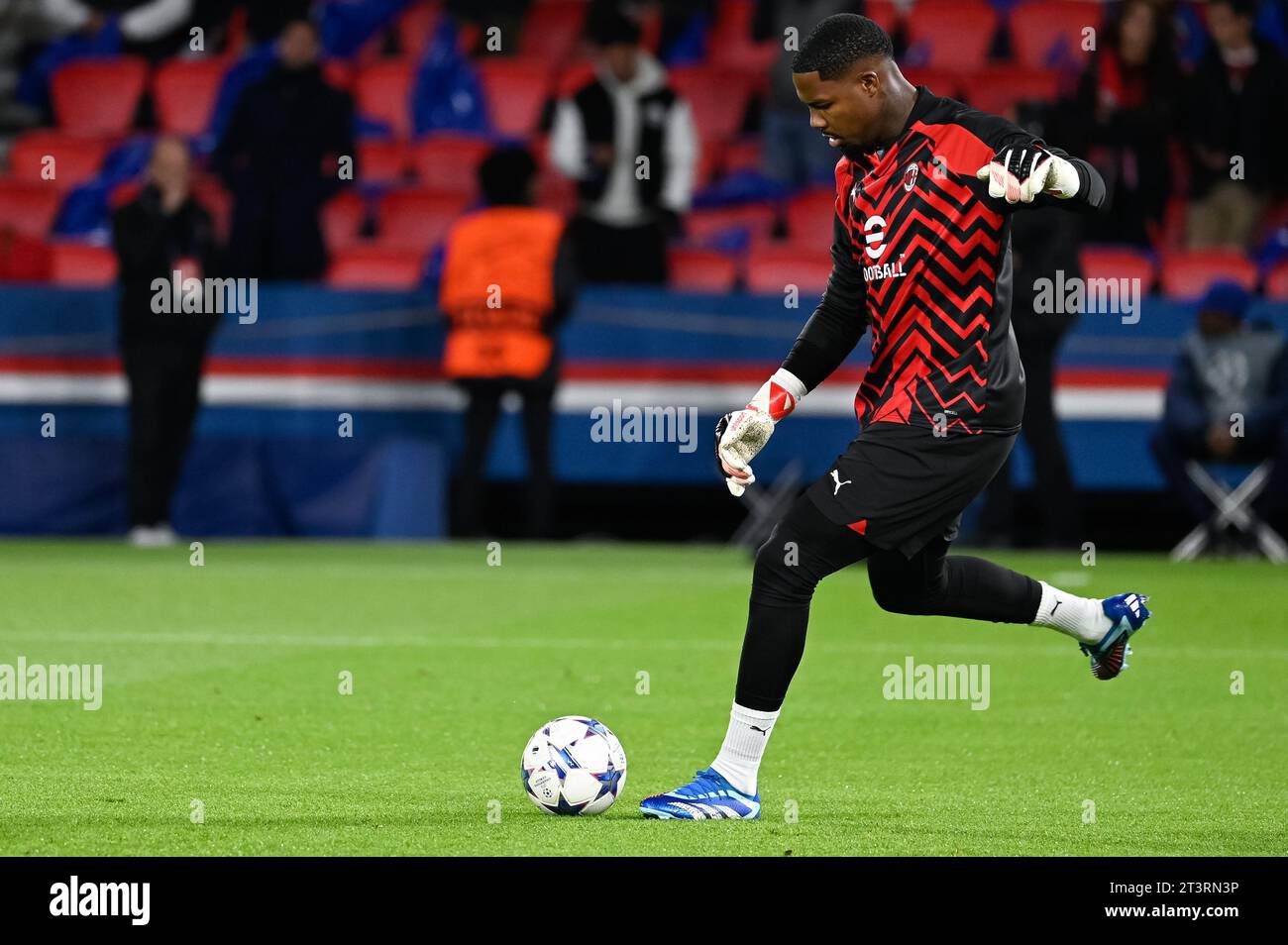 Parigi, Francia. 25 ottobre 2023. Julien Mattia/le Pictorium - partita PSG - AC Milan - 25/10/2023 - Francia/Ile-de-France (regione)/Parigi - Mike Maignan durante la terza partita del gruppo F di Champions League tra PSG e AC Milan al Parc de Princes il 25 ottobre 2023. Crediti: LE PICTORIUM/Alamy Live News Foto Stock