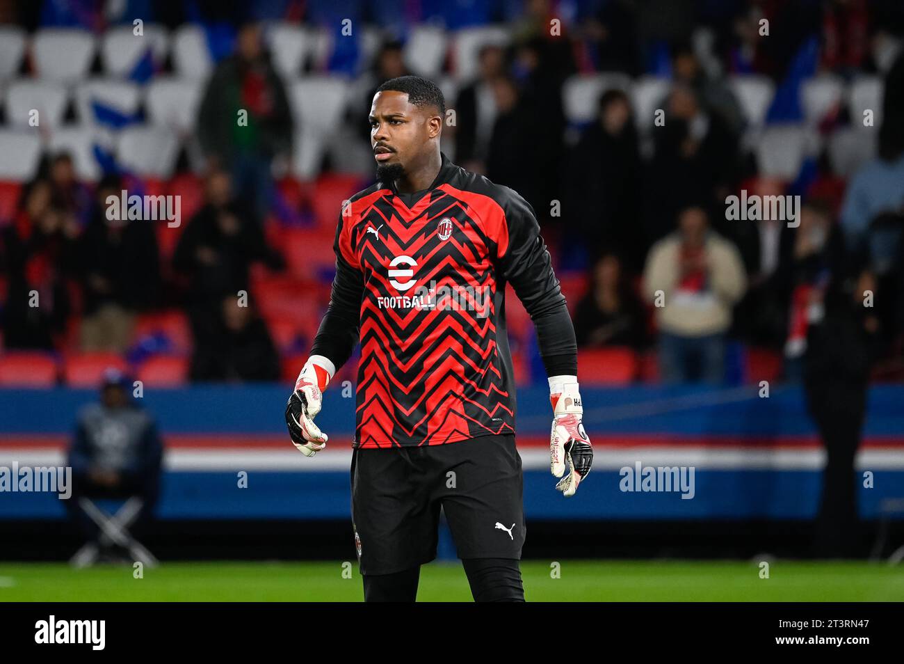 Parigi, Francia. 25 ottobre 2023. Julien Mattia/le Pictorium - partita PSG - AC Milan - 25/10/2023 - Francia/Ile-de-France (regione)/Parigi - Mike Maignan durante la terza partita del gruppo F di Champions League tra PSG e AC Milan al Parc de Princes il 25 ottobre 2023. Crediti: LE PICTORIUM/Alamy Live News Foto Stock