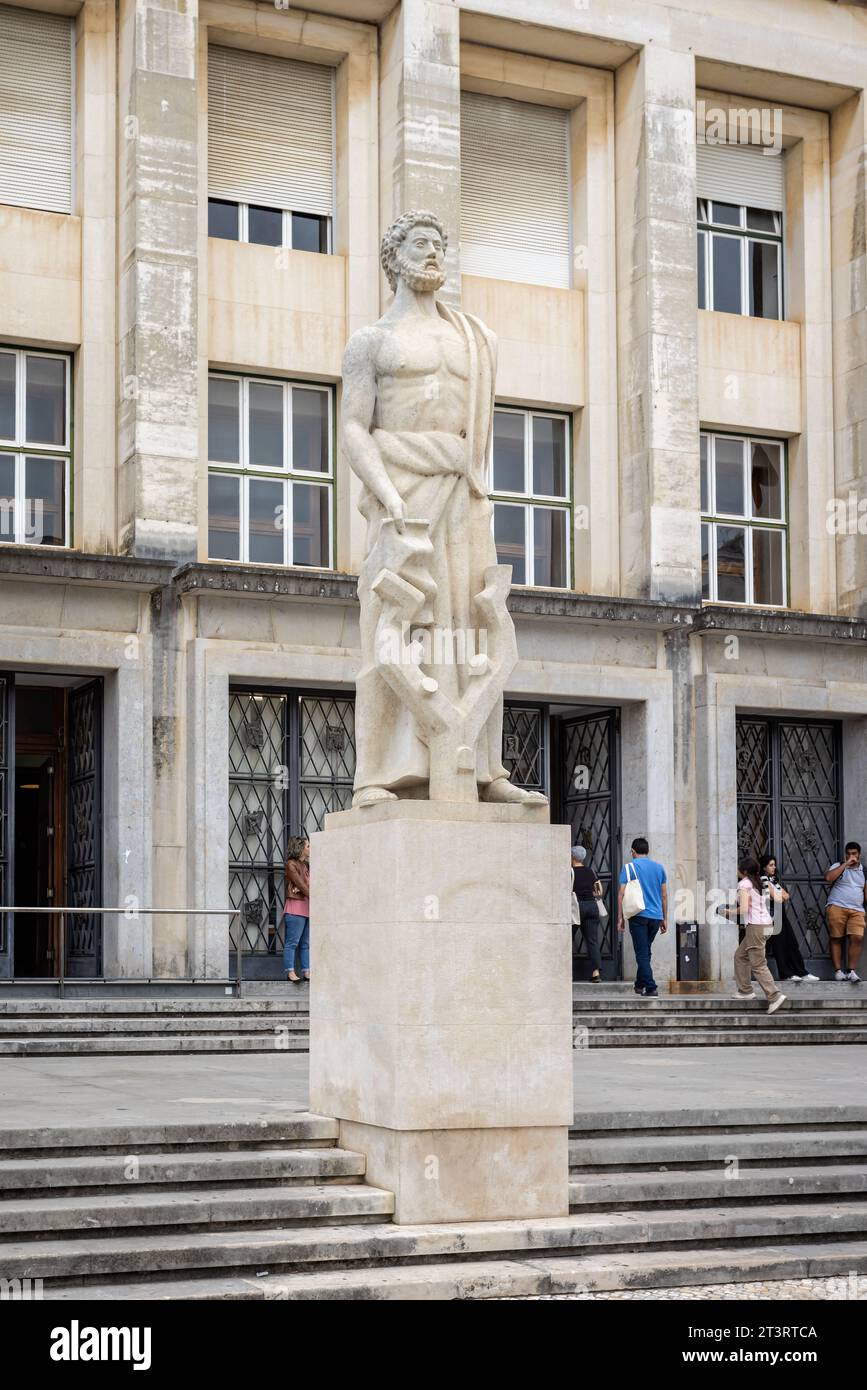 Statua neoclassica sul lato degli edifici modernisti dell'Università di Coimbra, Portogallo, il 13 ottobre 2023 Foto Stock