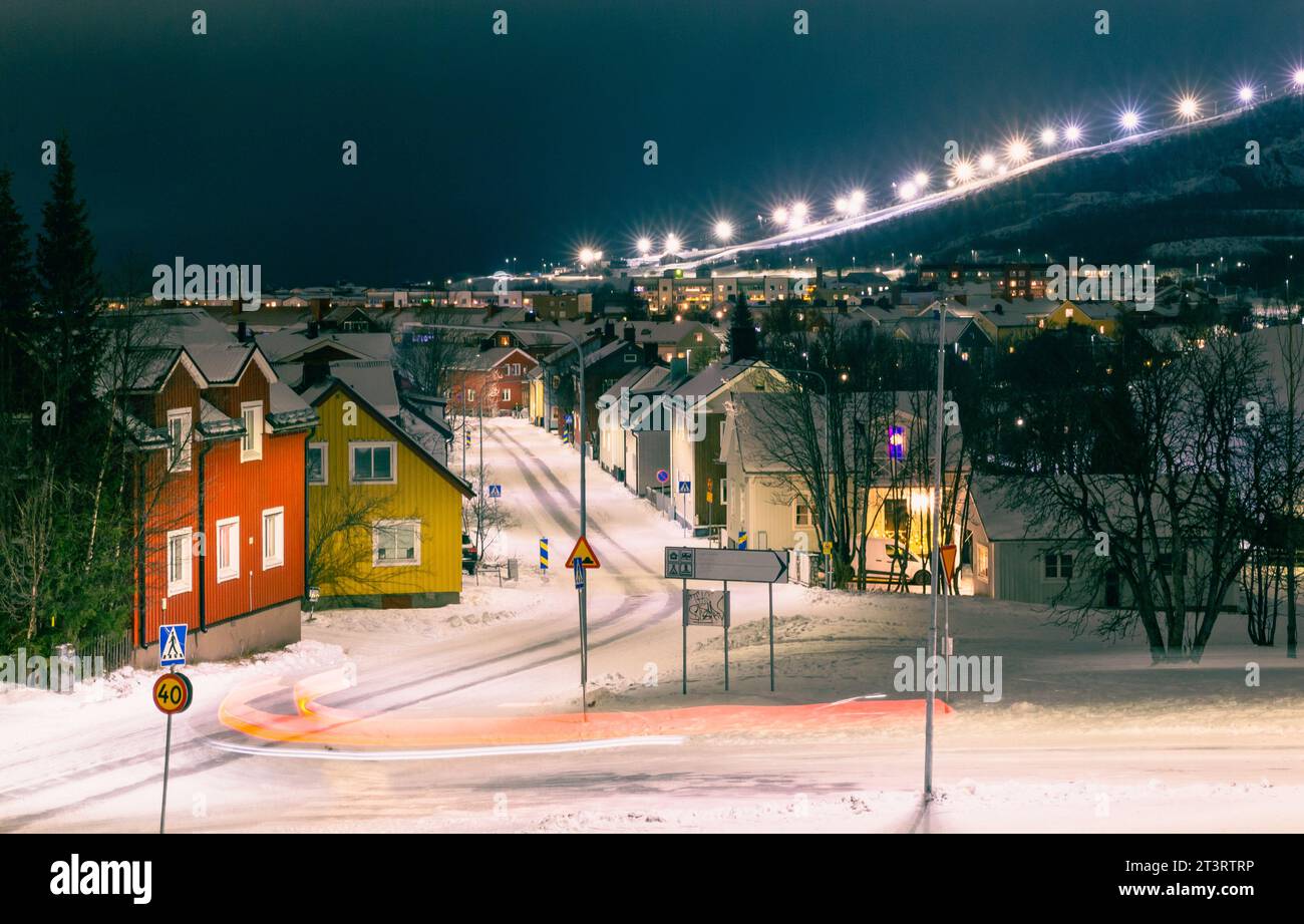 Splendida città del circolo polare artico con case colorate e neve di notte, inverno, Kiruna Foto Stock