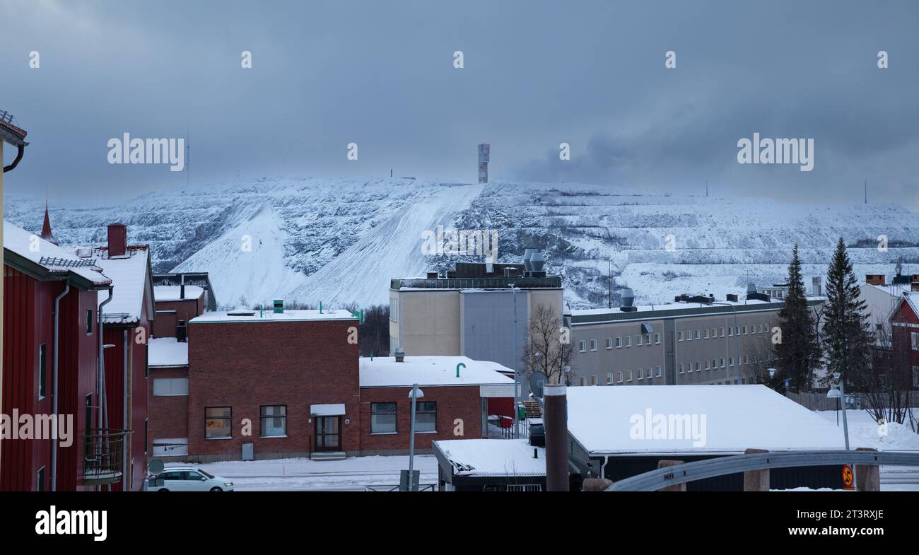 La vista di Kiruna con la montagna della miniera sullo sfondo Foto Stock