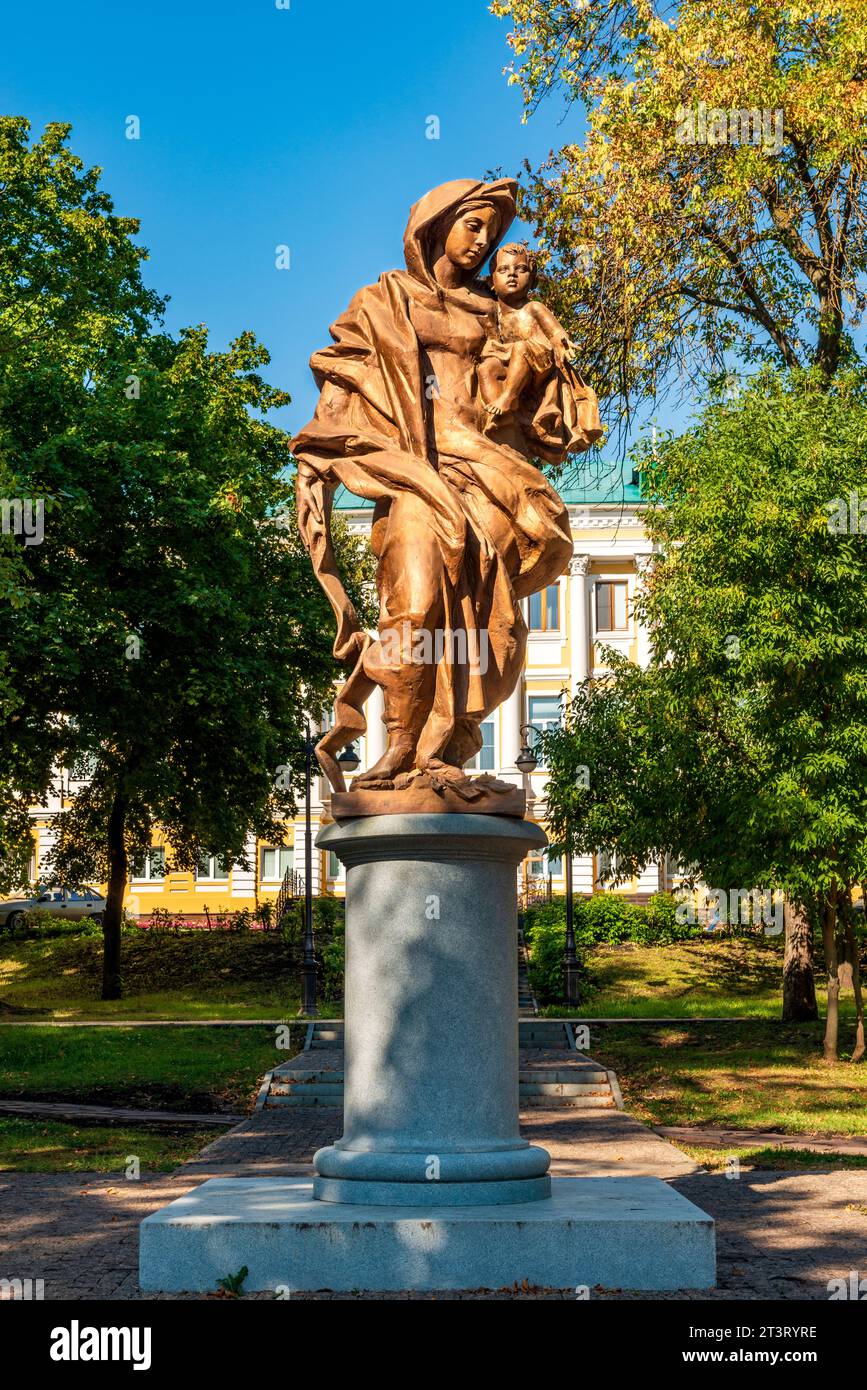 Monumento in bronzo MADRE nella città di Penza Foto Stock