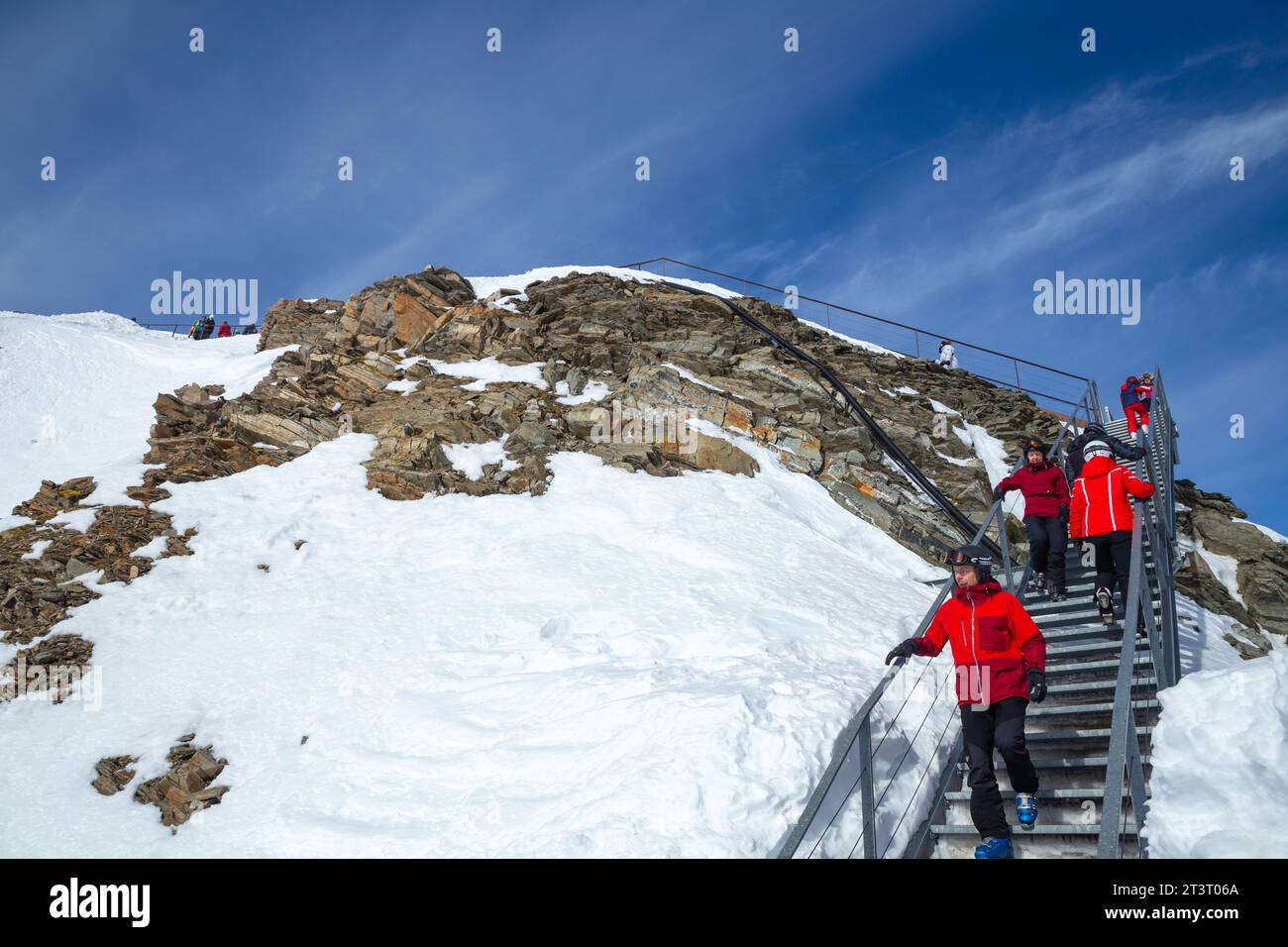 Neustift im Stubaital, Austria – 16 febbraio 2023: Turisti che indossano abbigliamento da sci sulla piattaforma in cima alla catena montuosa delle Alpi Foto Stock