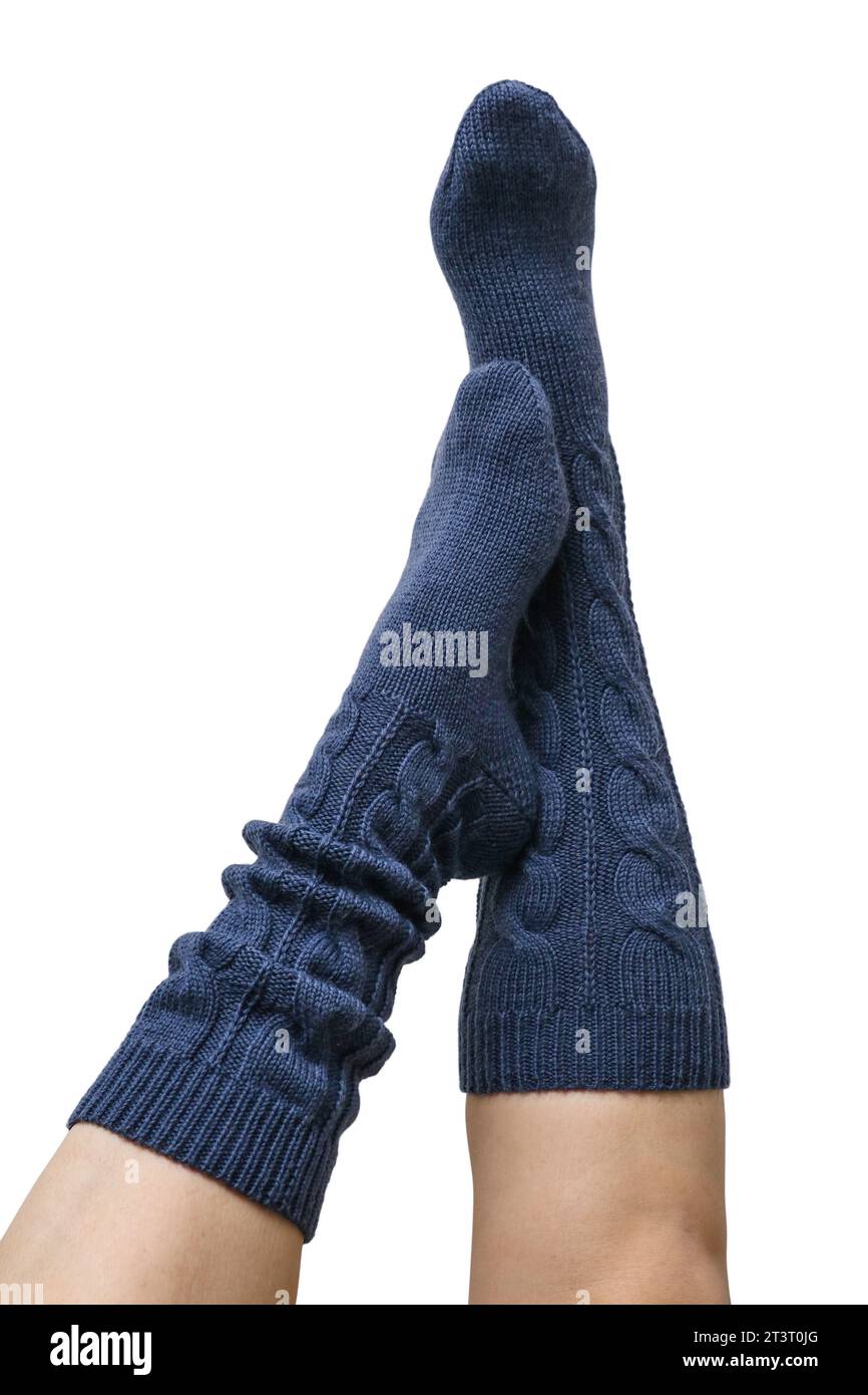 Gambe femminili in calze di lana lavorata a mano blu scuro isolate su sfondo bianco, percorso di ritaglio incluso Foto Stock