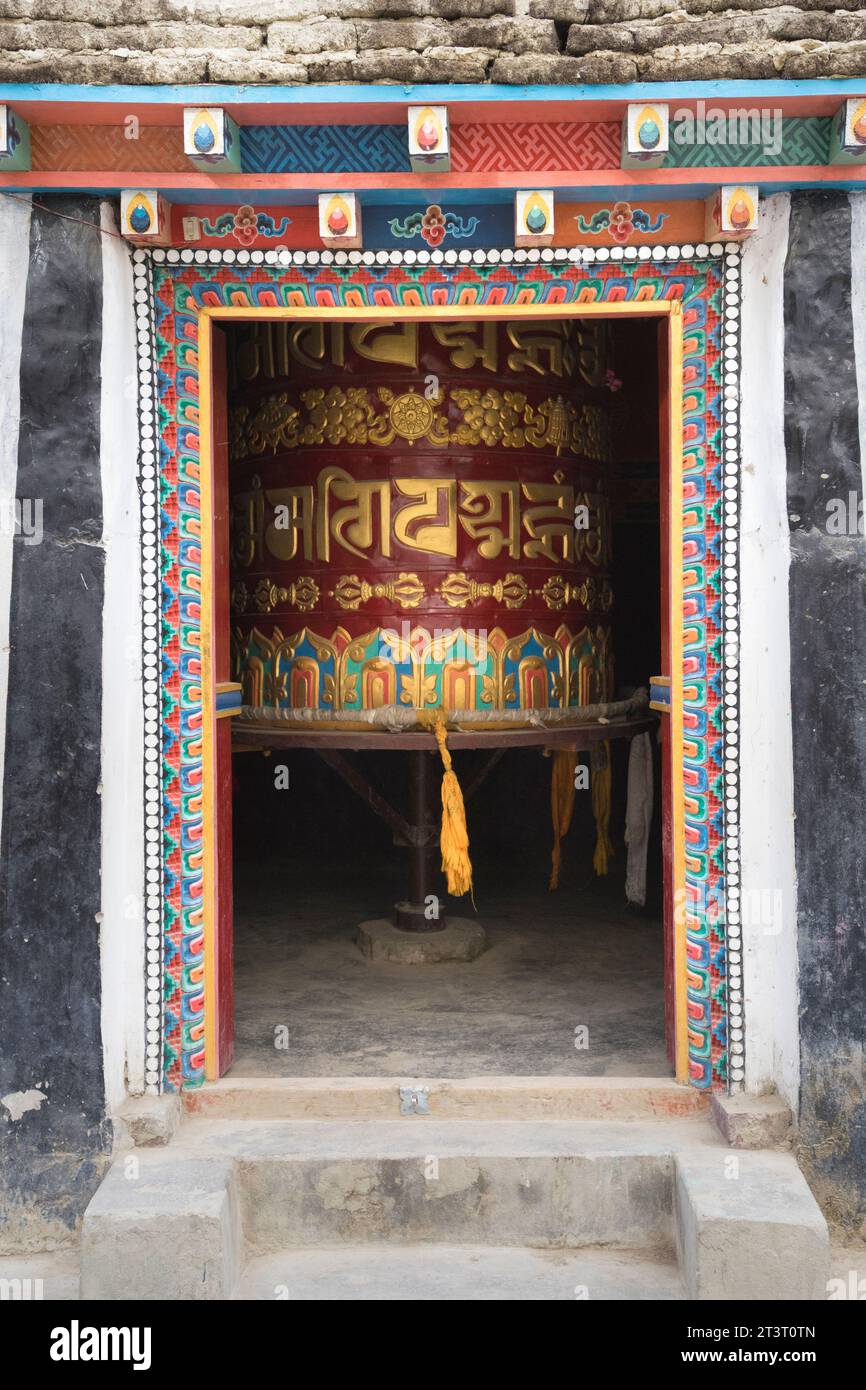 Colorata ruota di preghiera buddista, lo Manthang, regione dell'Upper Mustang, Nepal Foto Stock