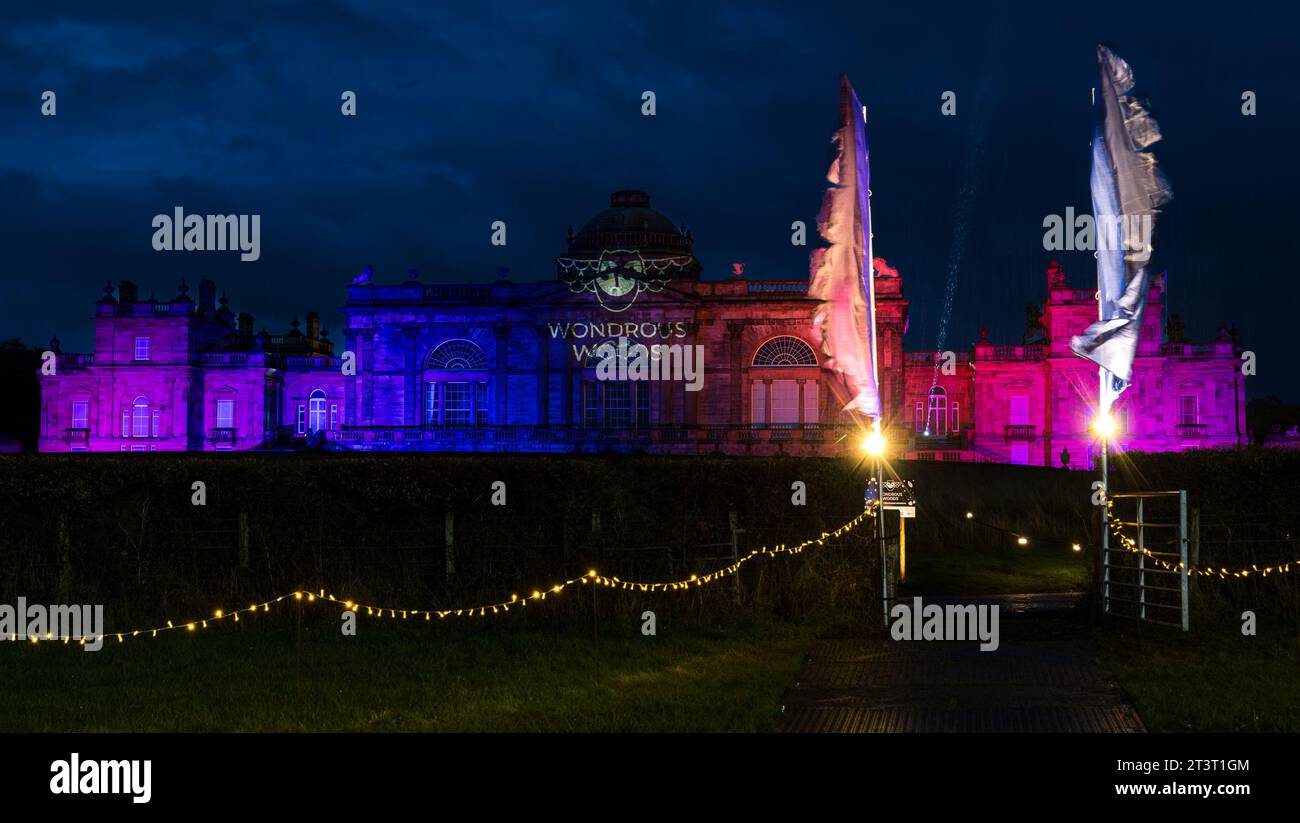 Gosford Estate, East Lothian, Scozia, Regno Unito, 26 ottobre 2023. Evento Wondrous Woods Illuminations: I visitatori potranno assistere all'evento serale nei giardini della residenza di campagna di Gosford House (nella foto). Crediti: Sally Anderson/Alamy Live News Foto Stock