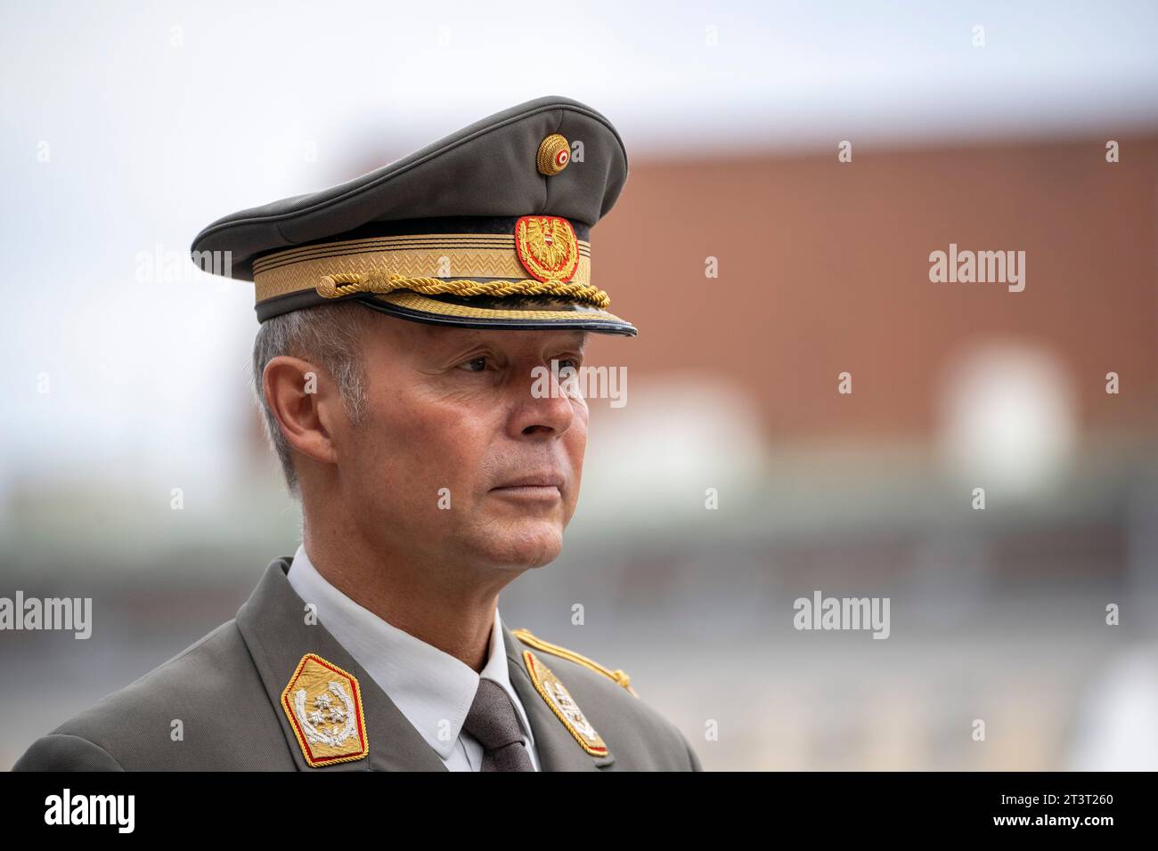 Wien, Österreich. 26 ottobre 2023. Bundespräsident und Gefolgschaft auf dem Weg zur Kranzniederlegung durch den Oberbefehlshaber des Österreichischen Bundesheeres, Bundespräsident Alexander van der Bellen am Nationalfeiertag a Vienna. Bild zeigt generale Rudolf Striedinger. *** Vienna, Austria 26 ottobre 2023 Presidente federale e entourage sulla strada per la cerimonia di posa della corona da parte del Comandante in Capo delle forze armate austriache, Presidente federale Alexander van der Bellen nella giornata nazionale di Vienna immagine mostra il generale Rudolf Striedinger Foto Stock