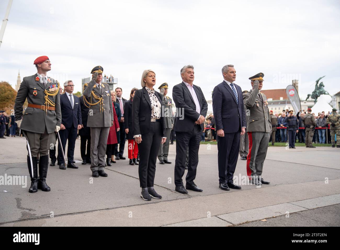 Wien, Österreich. 26 ottobre 2023. Die Österreichische Bundesregierung und Gefolgschaft auf dem Weg zur Kranzniederlegung durch Bundeskanzler Karl Nehammer und Vize-Kanzler Werner Kogler. Bild zeigt (vorne, v.l.n.r.) Vize-Kanzler Werner Kogler, Bundeskanzler Karl Nehammer und General Rudolf Striedinger während die Nationalhymne der Republik gespielt wird. *** Vienna, Austria 26 ottobre 2023 il governo federale austriaco e l'entourage sulla strada per la cerimonia di posa delle corone da parte del Cancelliere federale Karl Nehammer e del Vice Cancelliere Werner Kogler la foto mostra davanti, l a r Vice Cancelliere Werne Foto Stock